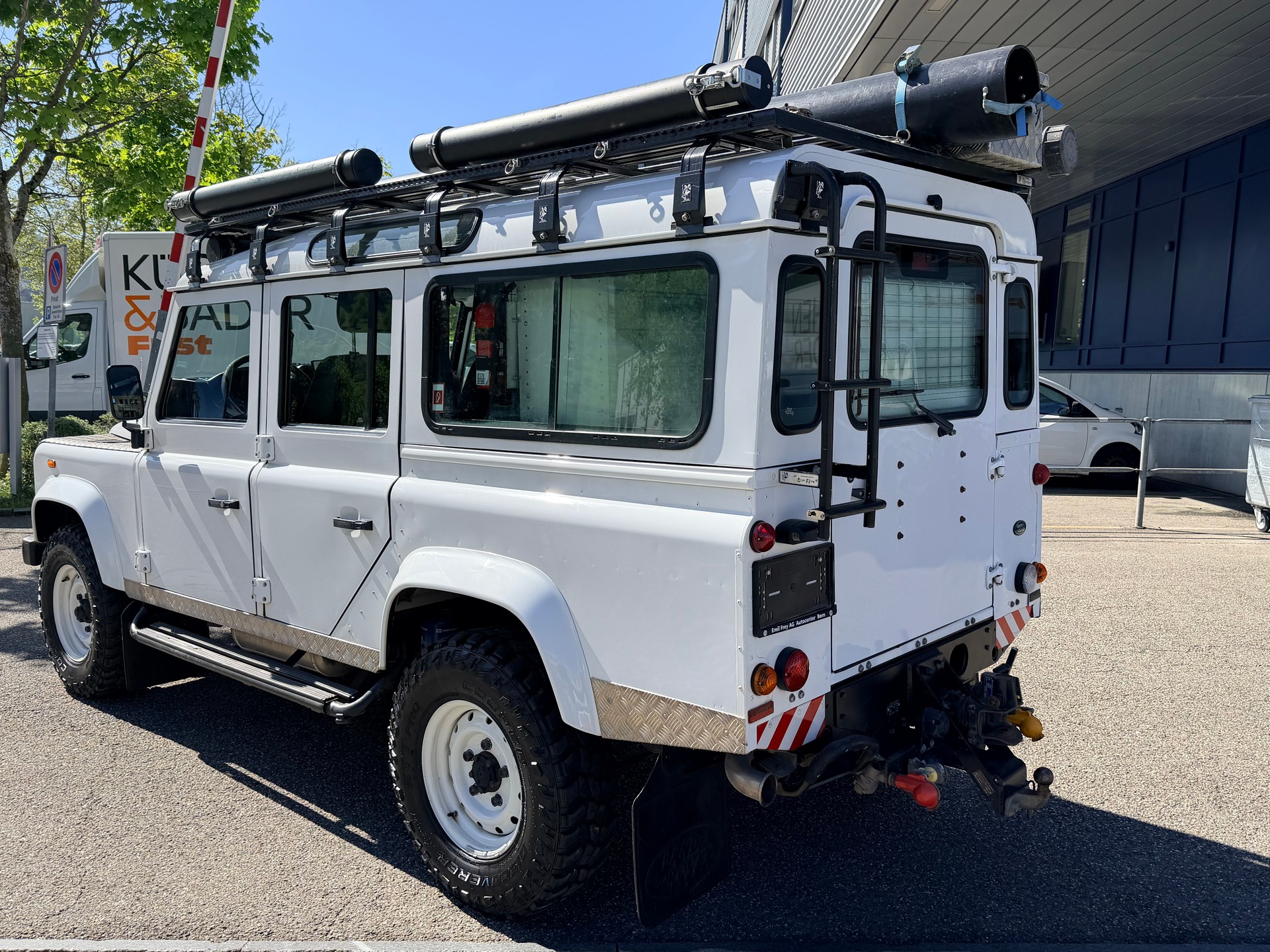 LAND ROVER Defender 110 2.2 TD4 Station Wagon-image-5