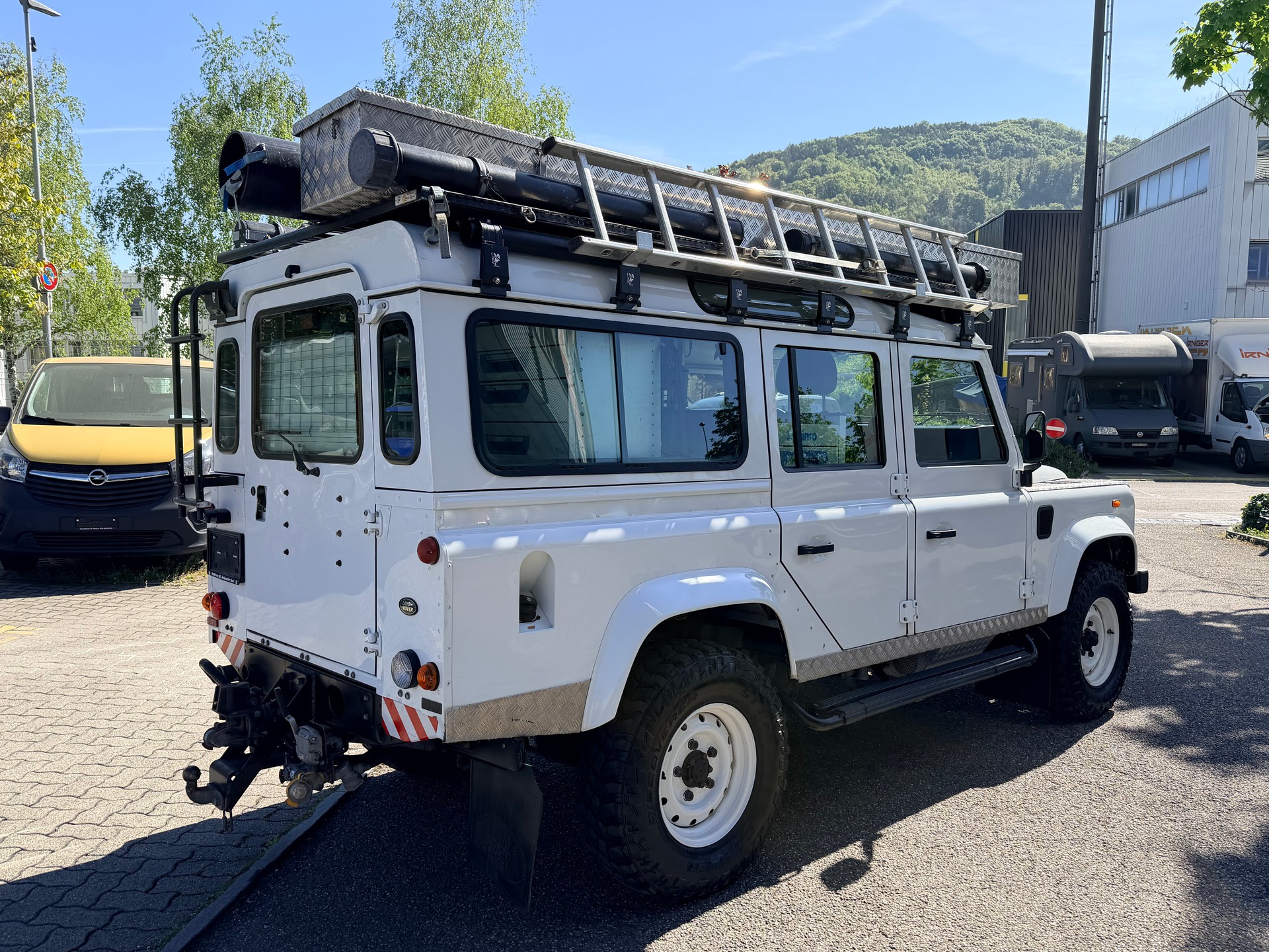 LAND ROVER Defender 110 2.2 TD4 Station Wagon-image-2