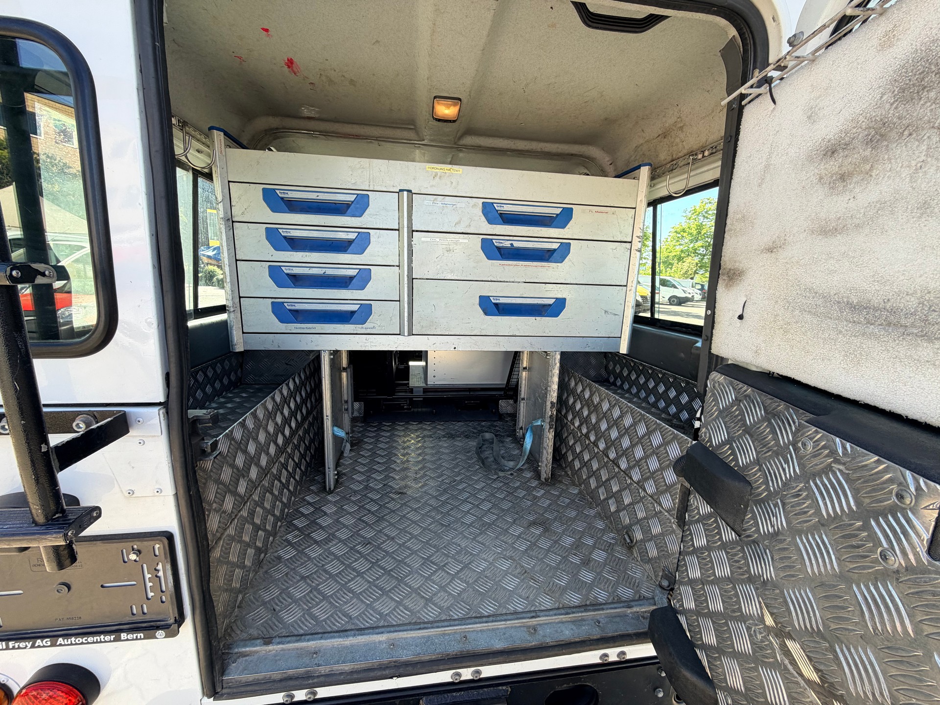 LAND ROVER Defender 110 2.2 TD4 Station Wagon-image-11