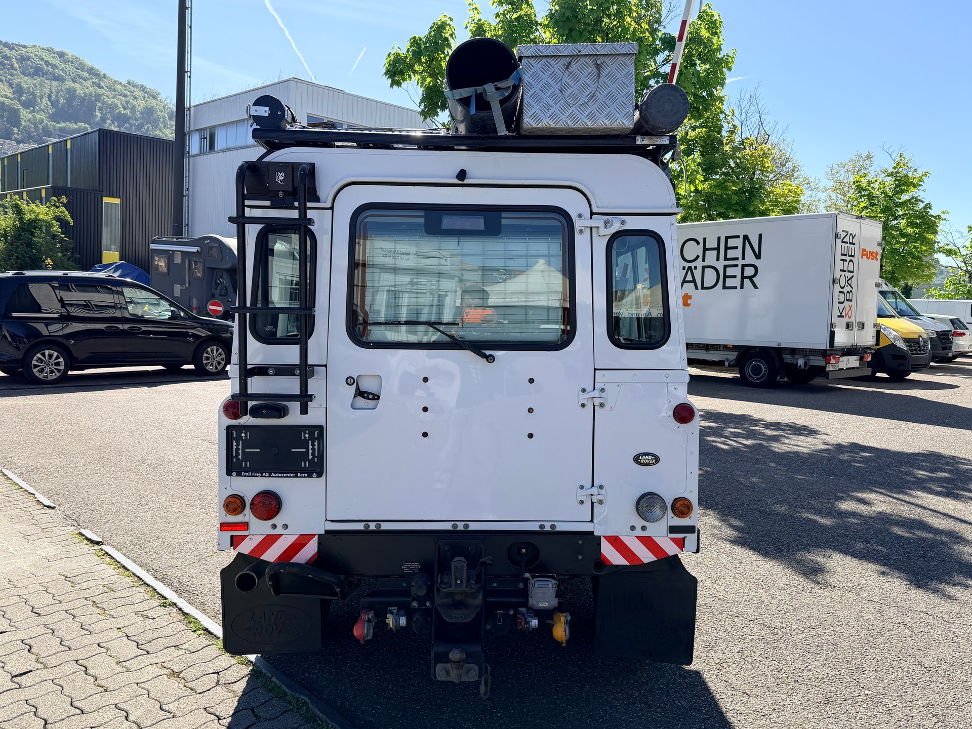 LAND ROVER Defender 110 2.2 TD4 Station Wagon-image-3