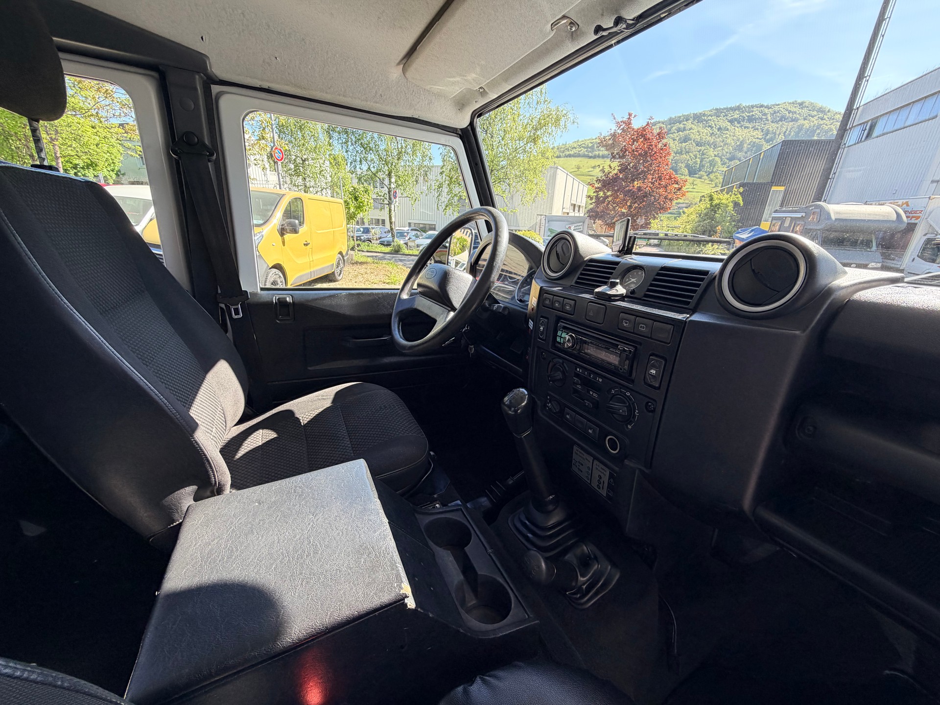 LAND ROVER Defender 110 2.2 TD4 Station Wagon-image-10