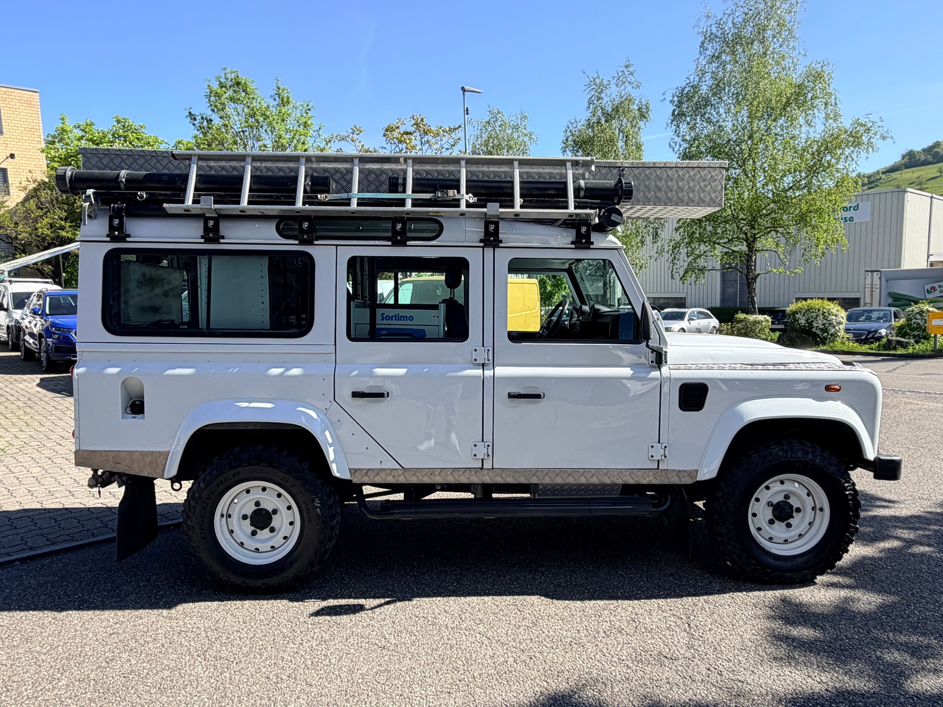 LAND ROVER Defender 110 2.2 TD4 Station Wagon-image-1