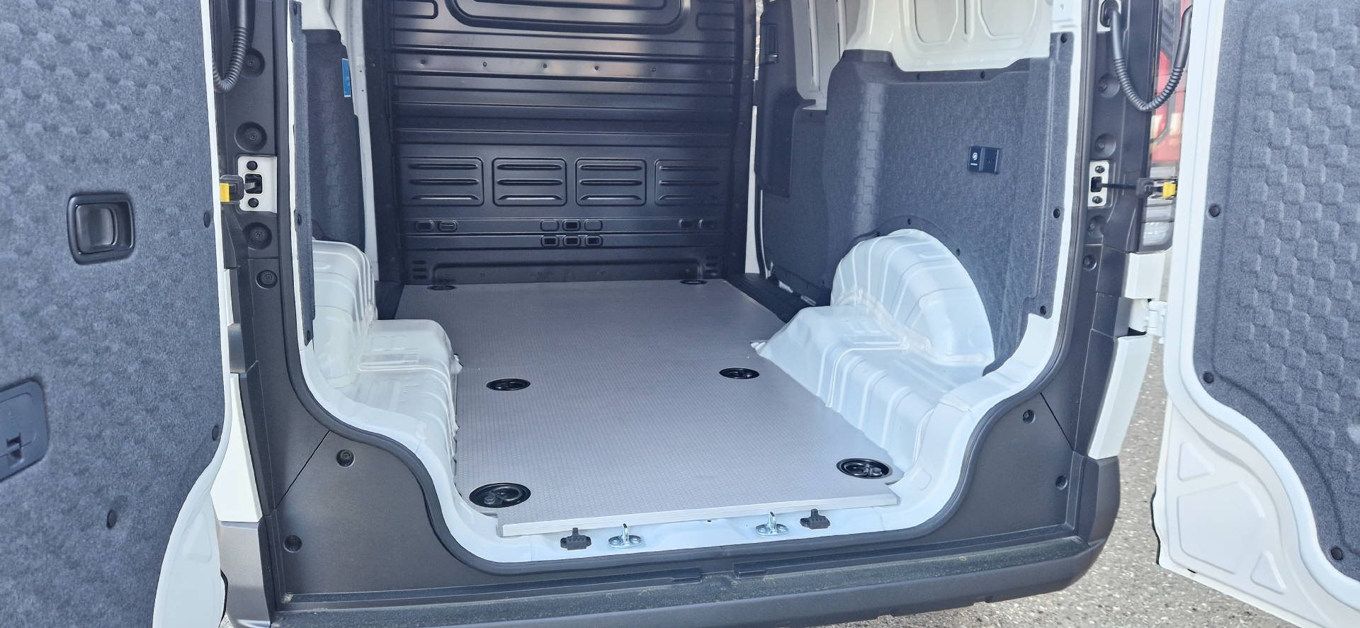 KIA PV5 Cargo 71.2 kWh Plus L2H1 3Door-image-13