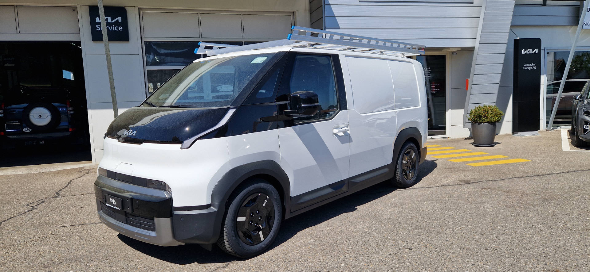 KIA PV5 Cargo 71.2 kWh Plus L2H1 3Door-image-1