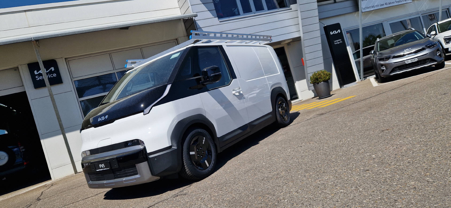 KIA PV5 Cargo 71.2 kWh Plus L2H1 3Door-image-0