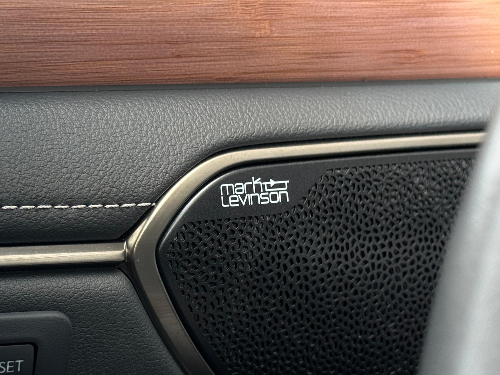 LEXUS ES 300h Excellence-image-28
