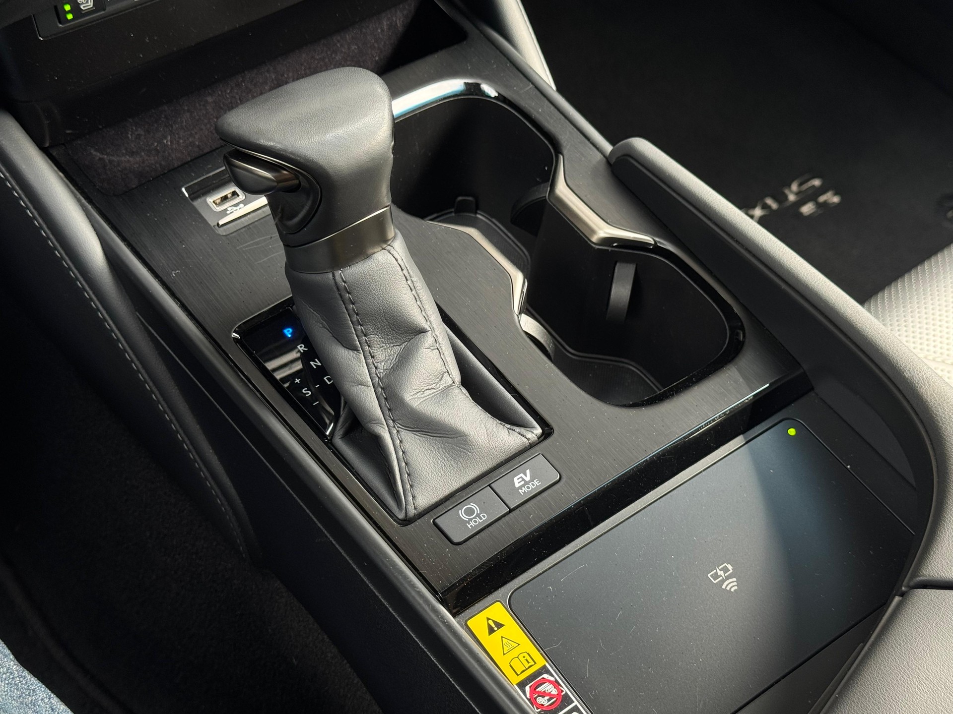 LEXUS ES 300h Excellence-image-16