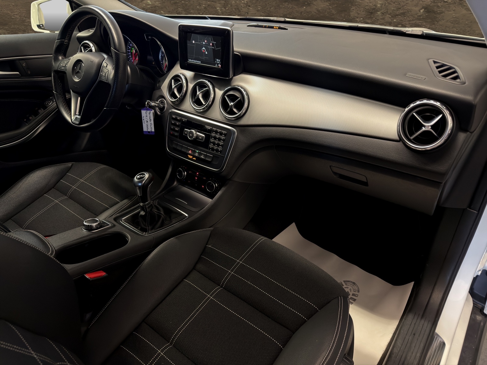 MERCEDES-BENZ GLA 200 Urban-image-13