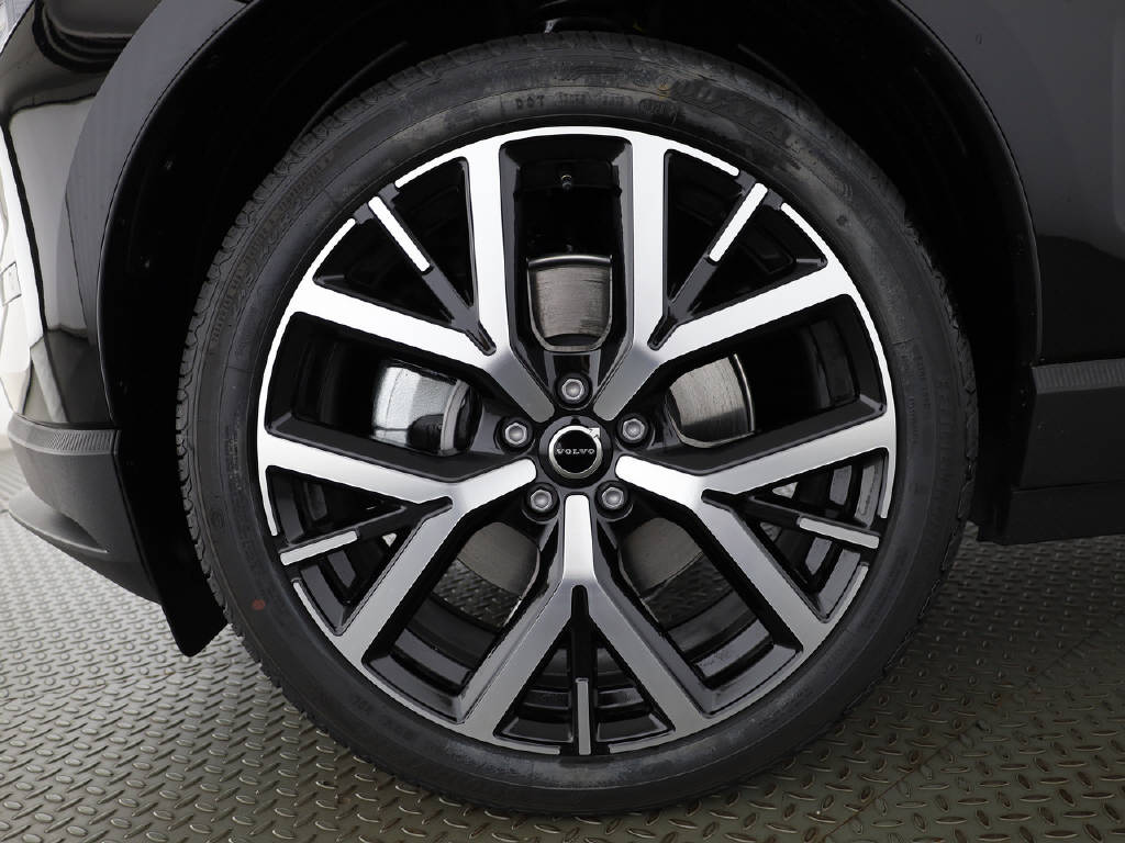 VOLVO EX 30 P5 Plus Swiss Black Edition Extended Range-image-2