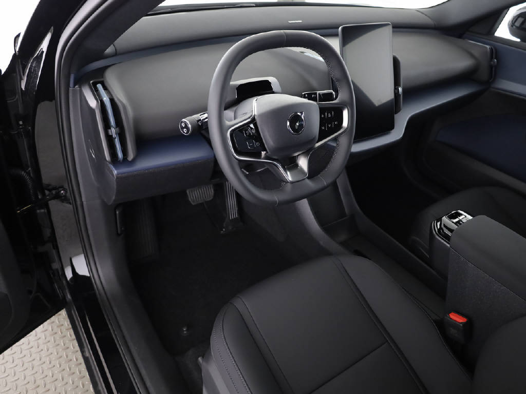 VOLVO EX 30 P5 Plus Swiss Black Edition Extended Range-image-15