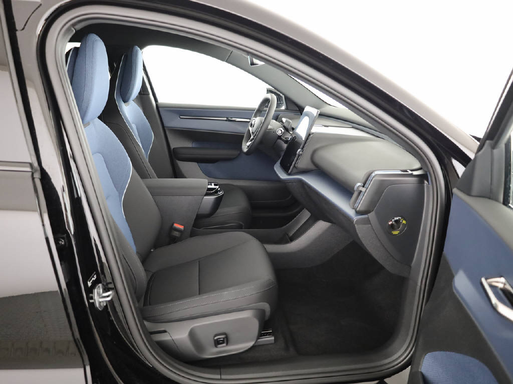 VOLVO EX 30 P5 Plus Swiss Black Edition Extended Range-image-1