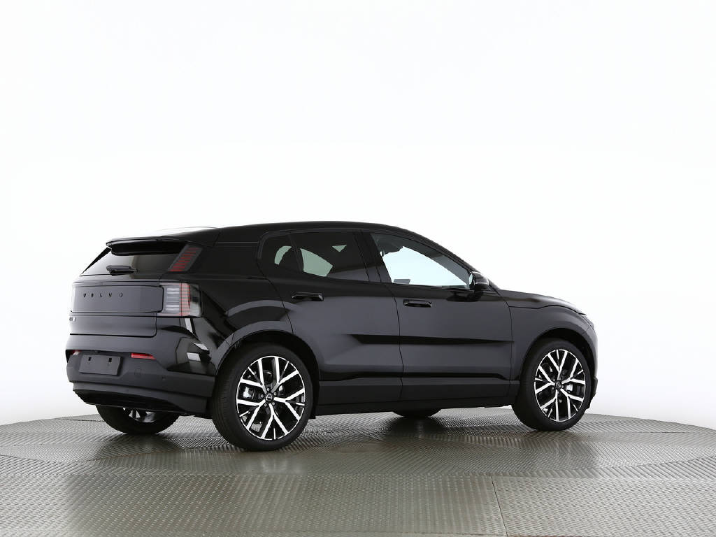 VOLVO EX 30 P5 Plus Swiss Black Edition Extended Range-image-7