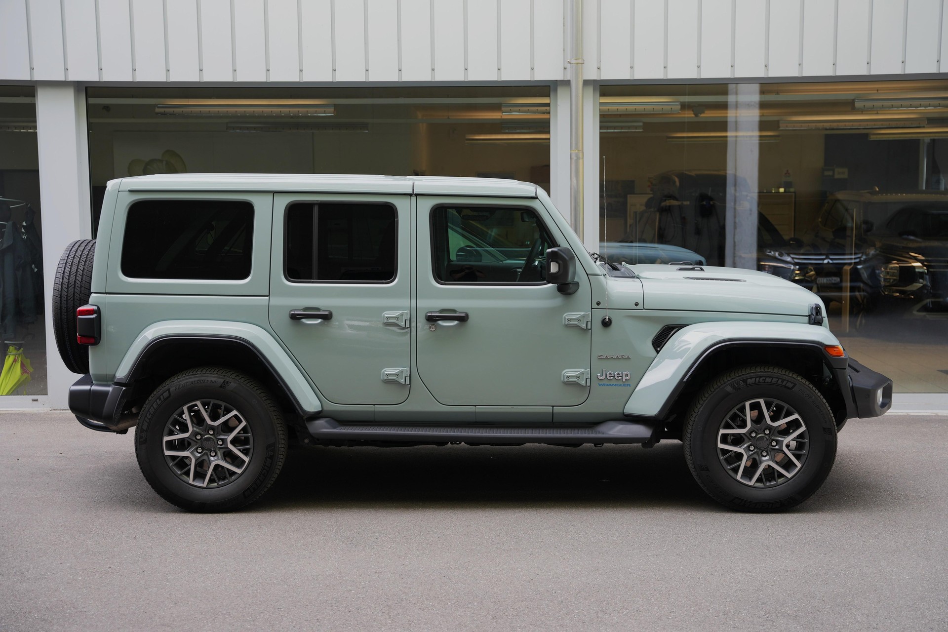 JEEP Wrangler 2.0 Turbo Sahara Unlimited 4xe-image-2