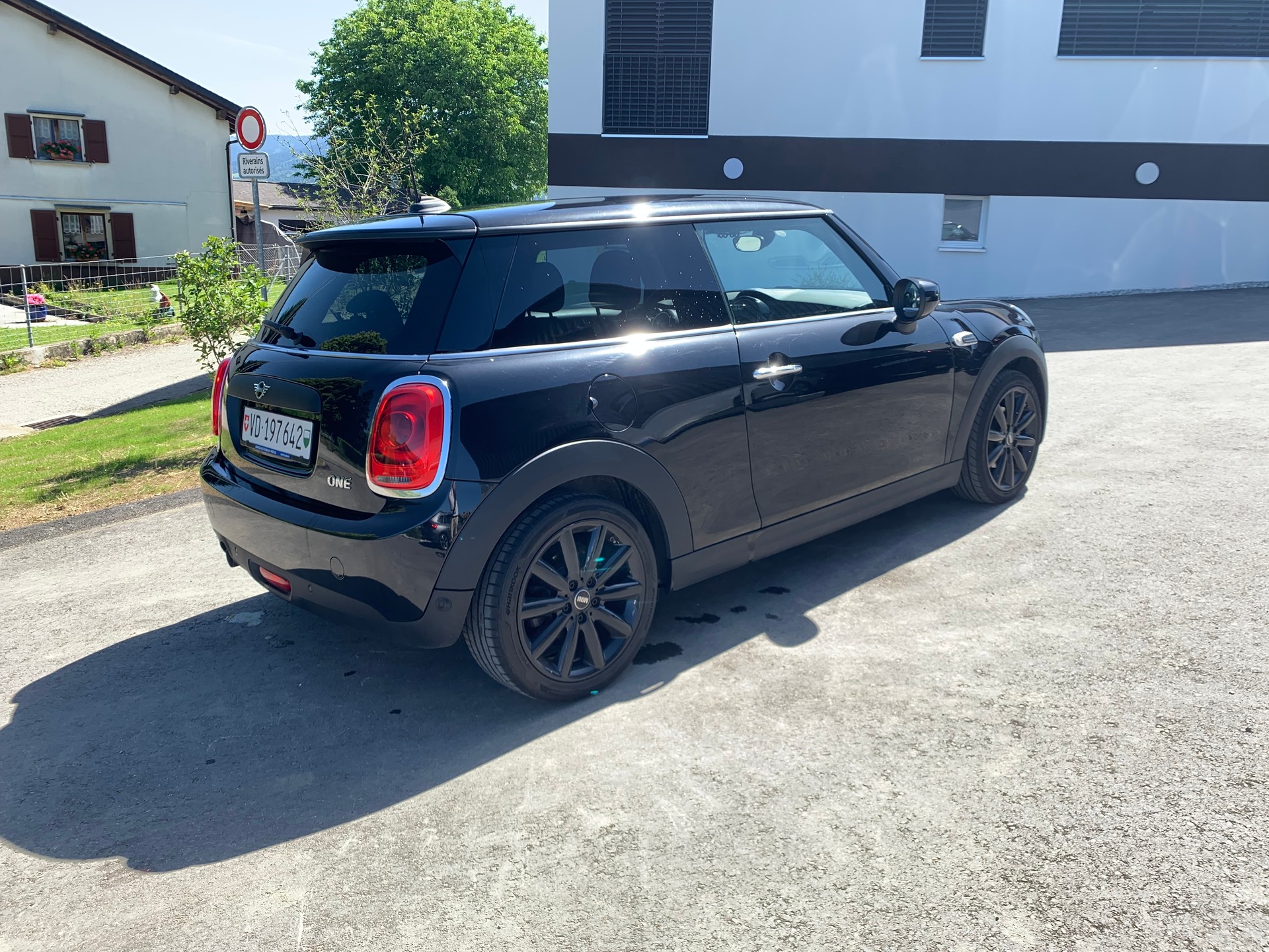 MINI One Blackyard-image-1