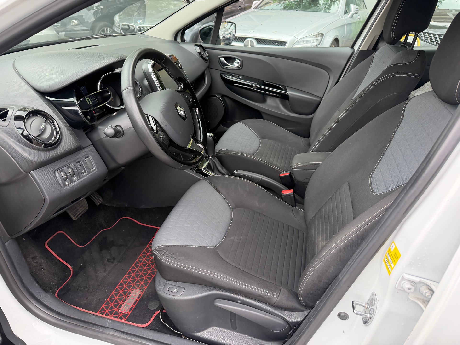 RENAULT Clio 1.2 16V T Swiss Edition EDC-image-9