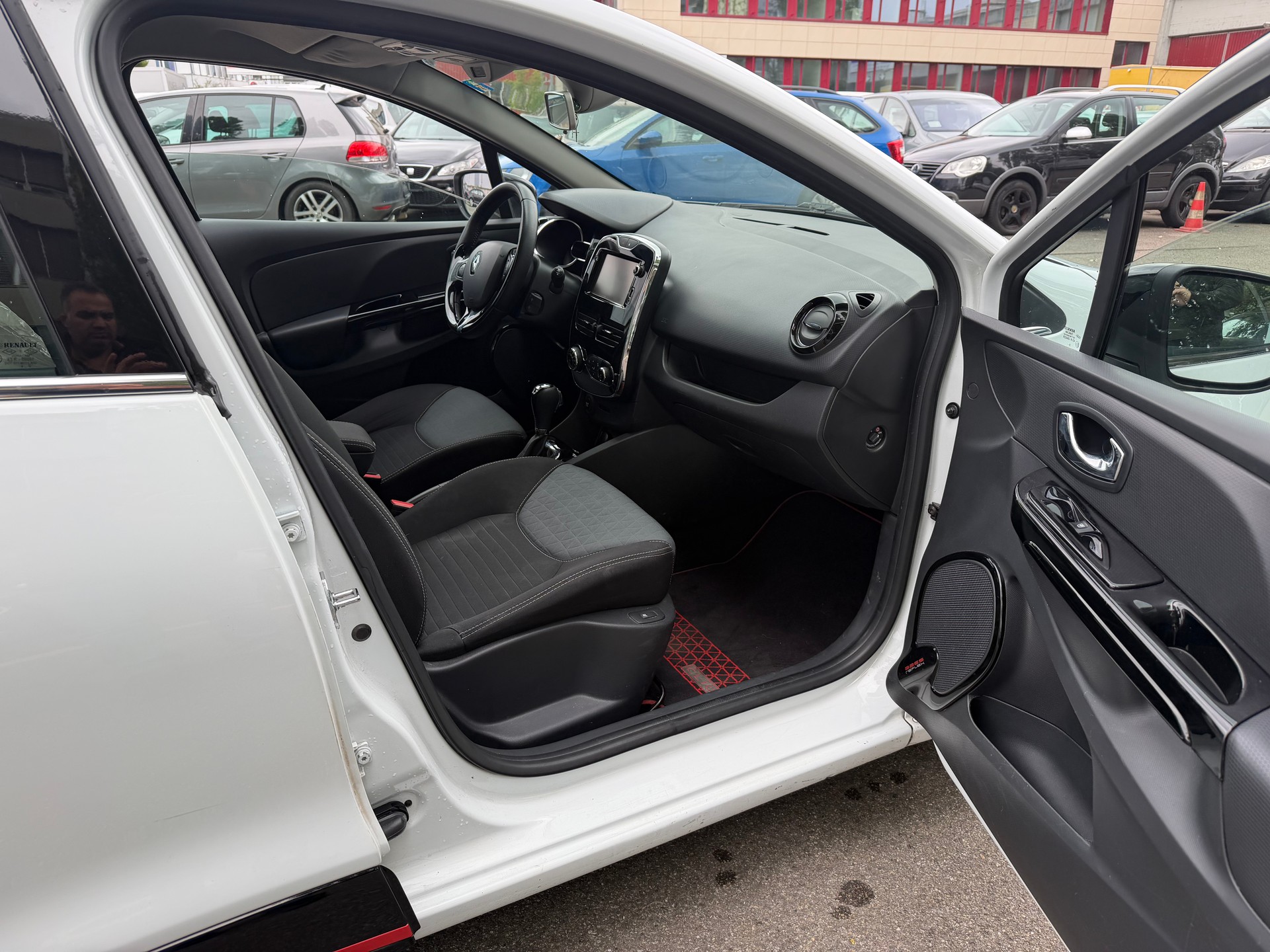 RENAULT Clio 1.2 16V T Swiss Edition EDC-image-11