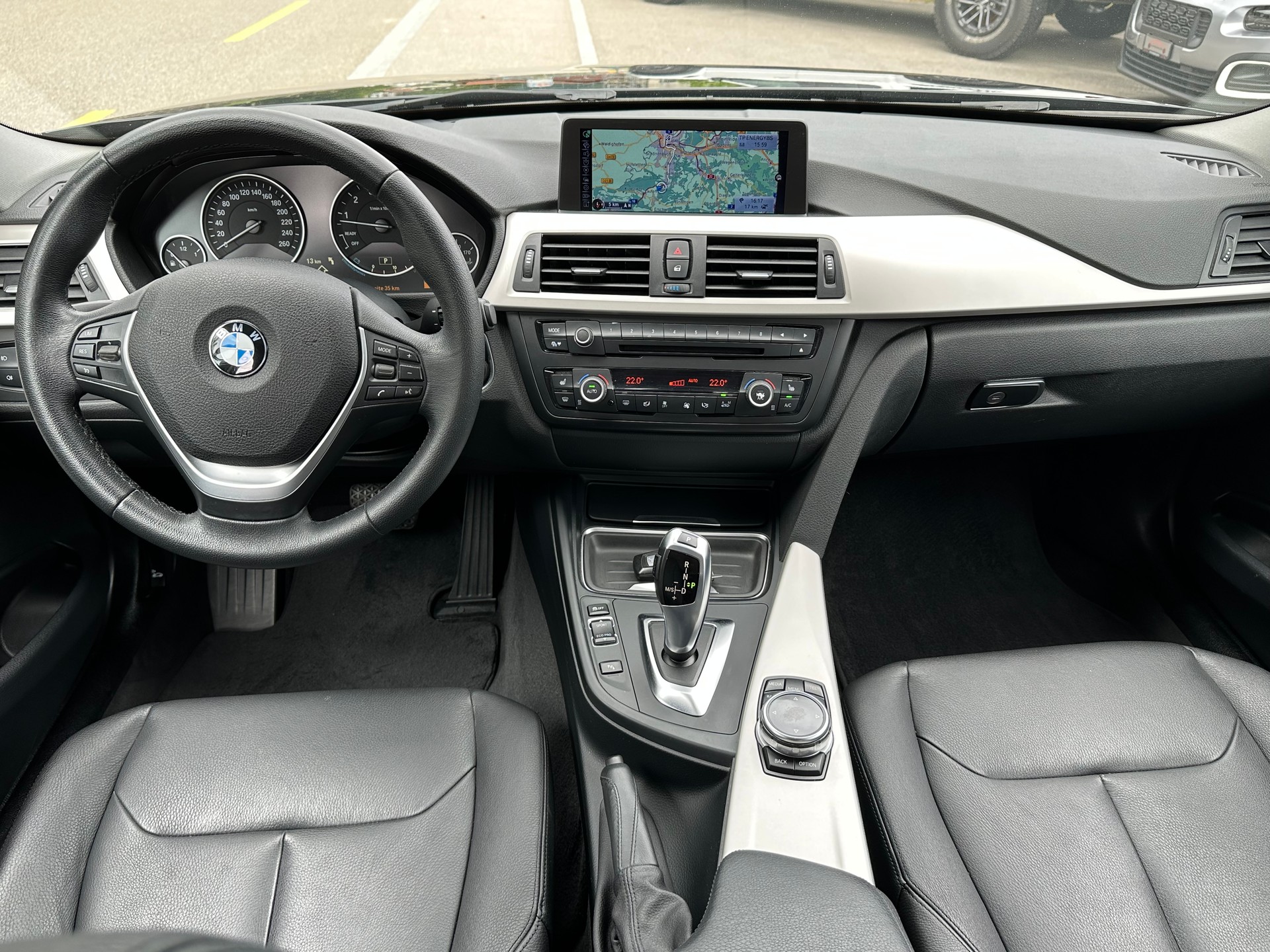 BMW 320i xDrive Steptronic-image-14