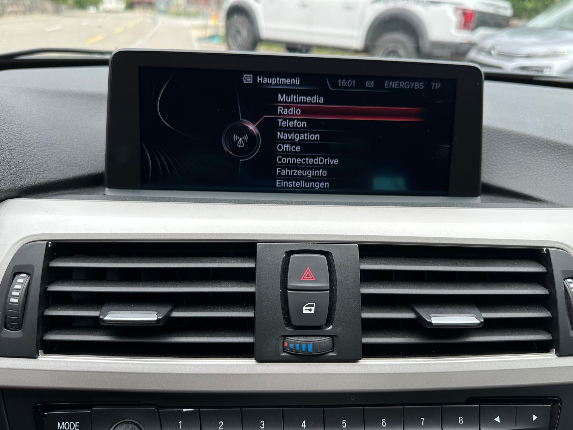 BMW 320i xDrive Steptronic-image-18