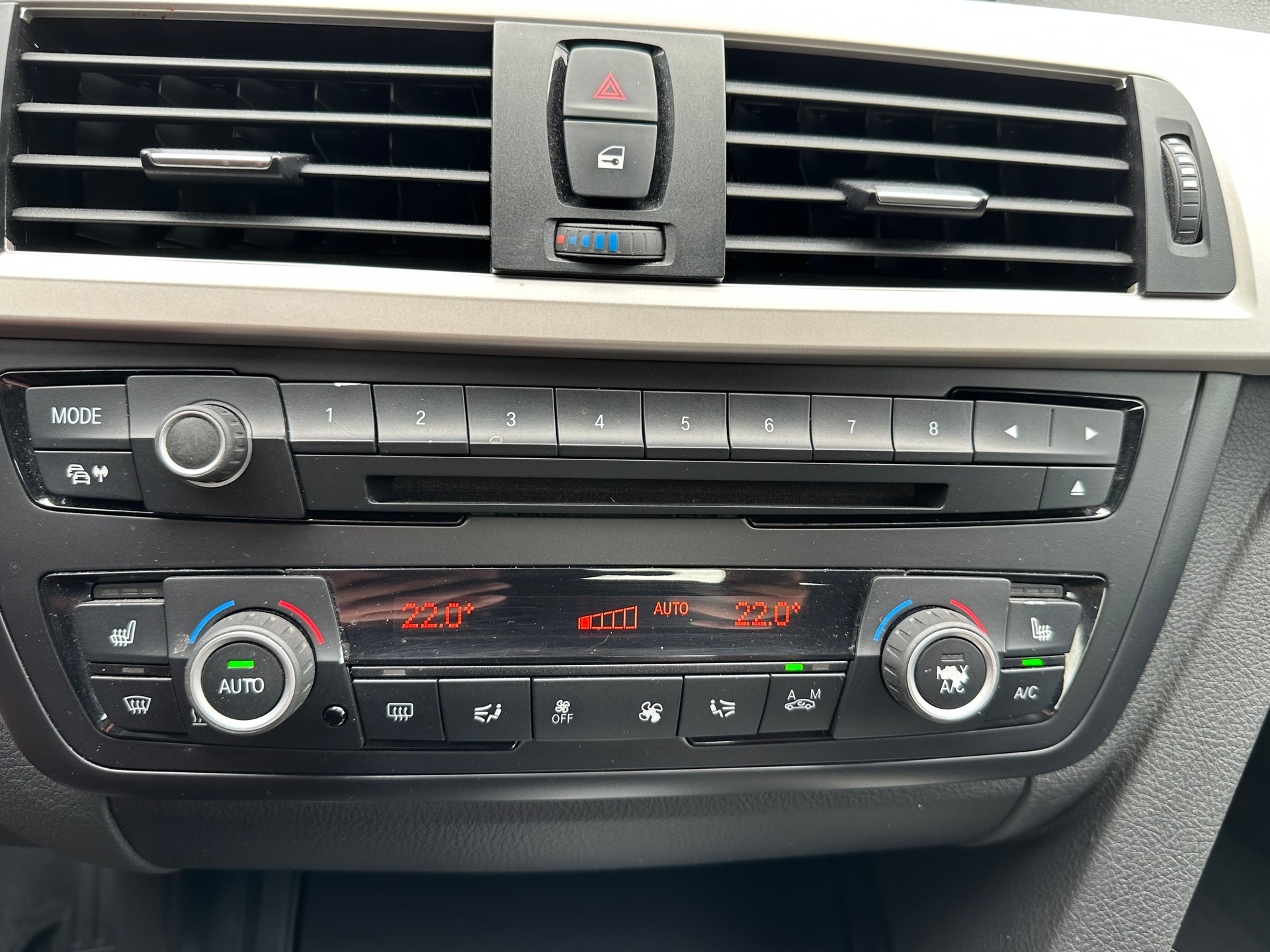BMW 320i xDrive Steptronic-image-17