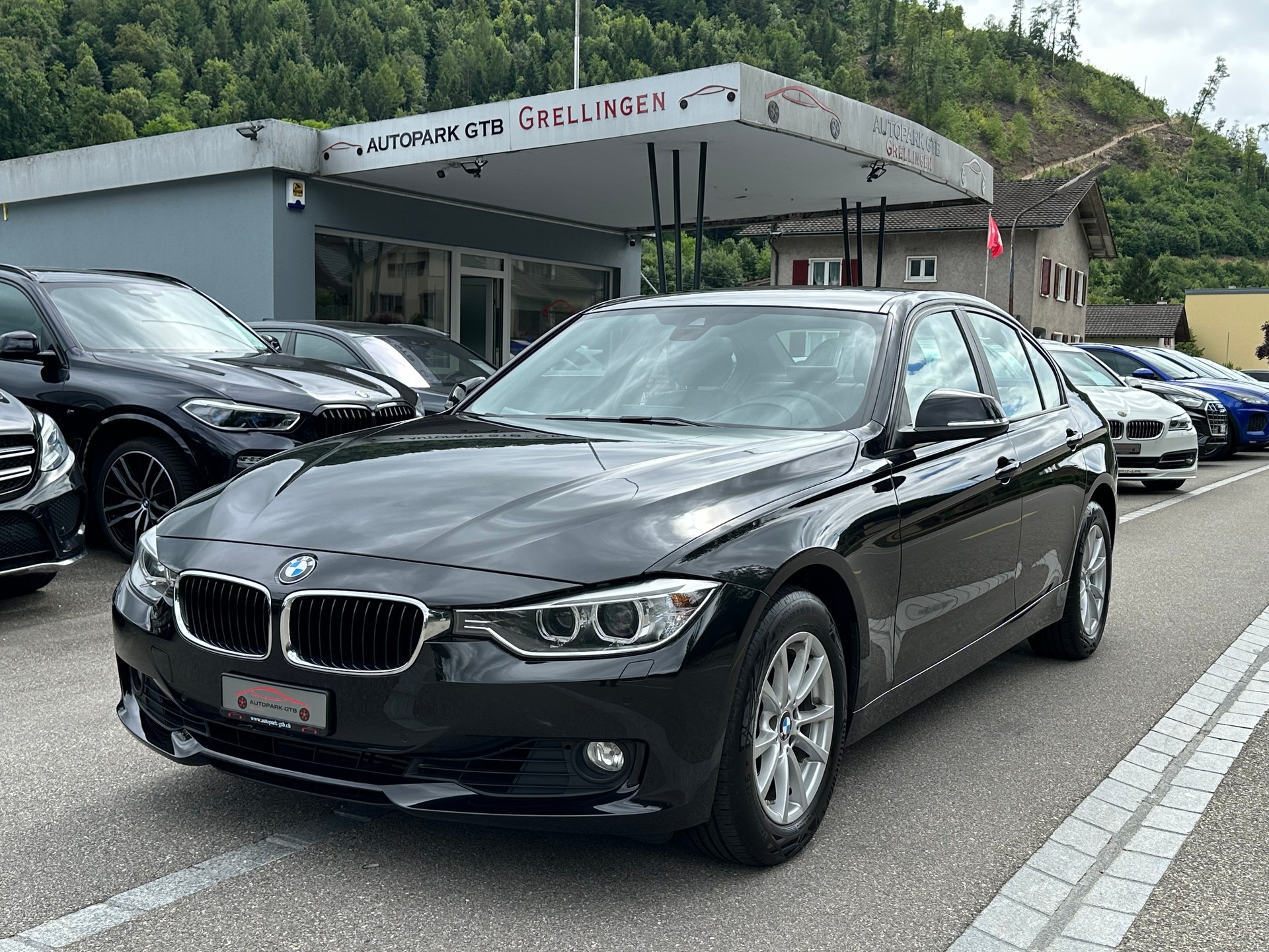 BMW 320i xDrive Steptronic-image-0