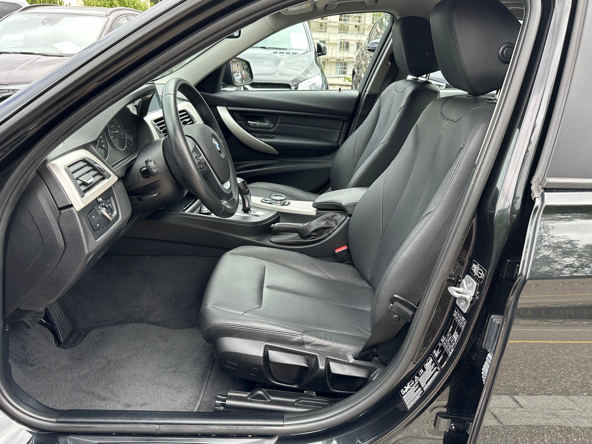 BMW 320i xDrive Steptronic-image-8