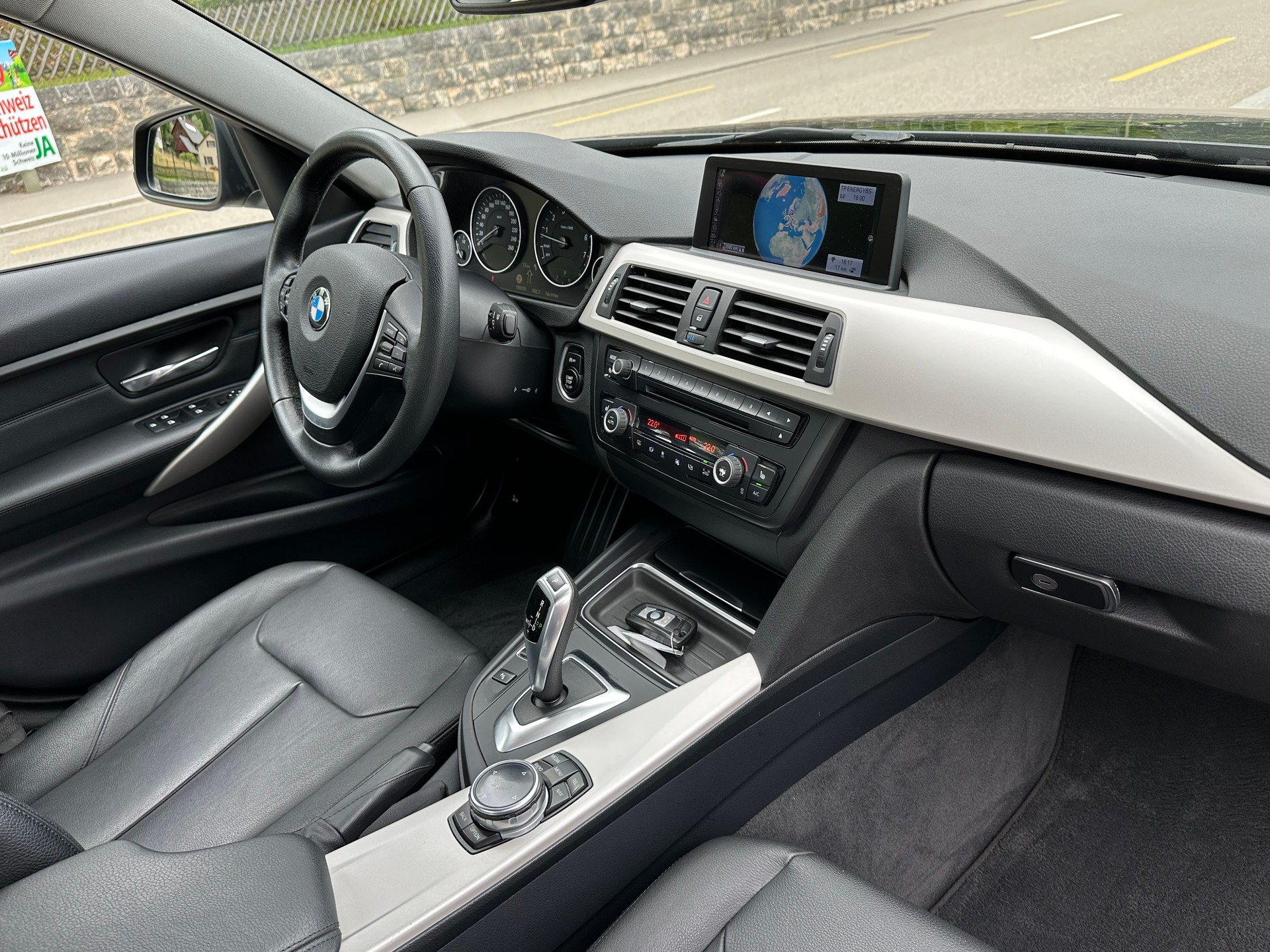 BMW 320i xDrive Steptronic-image-12