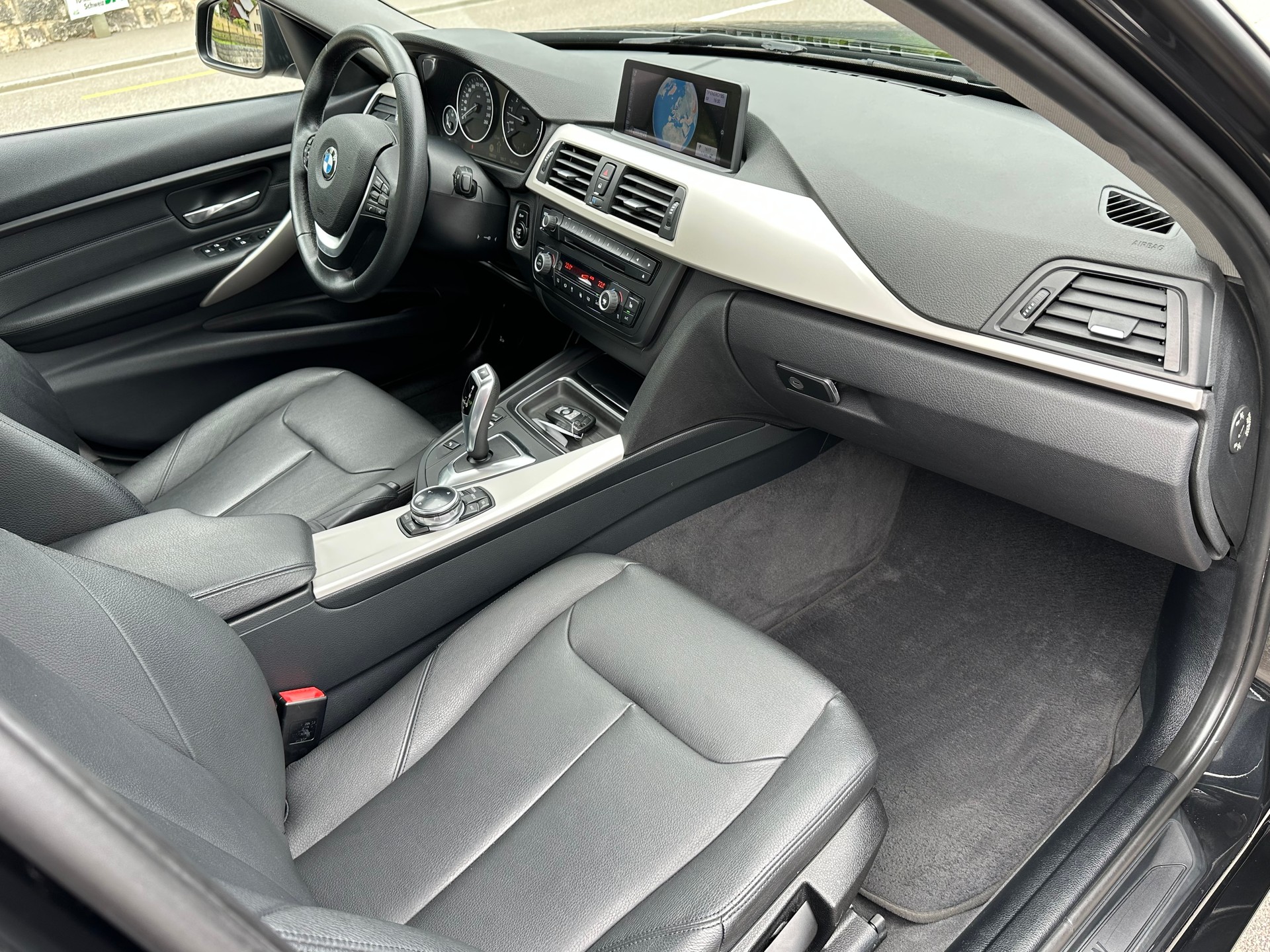 BMW 320i xDrive Steptronic-image-10