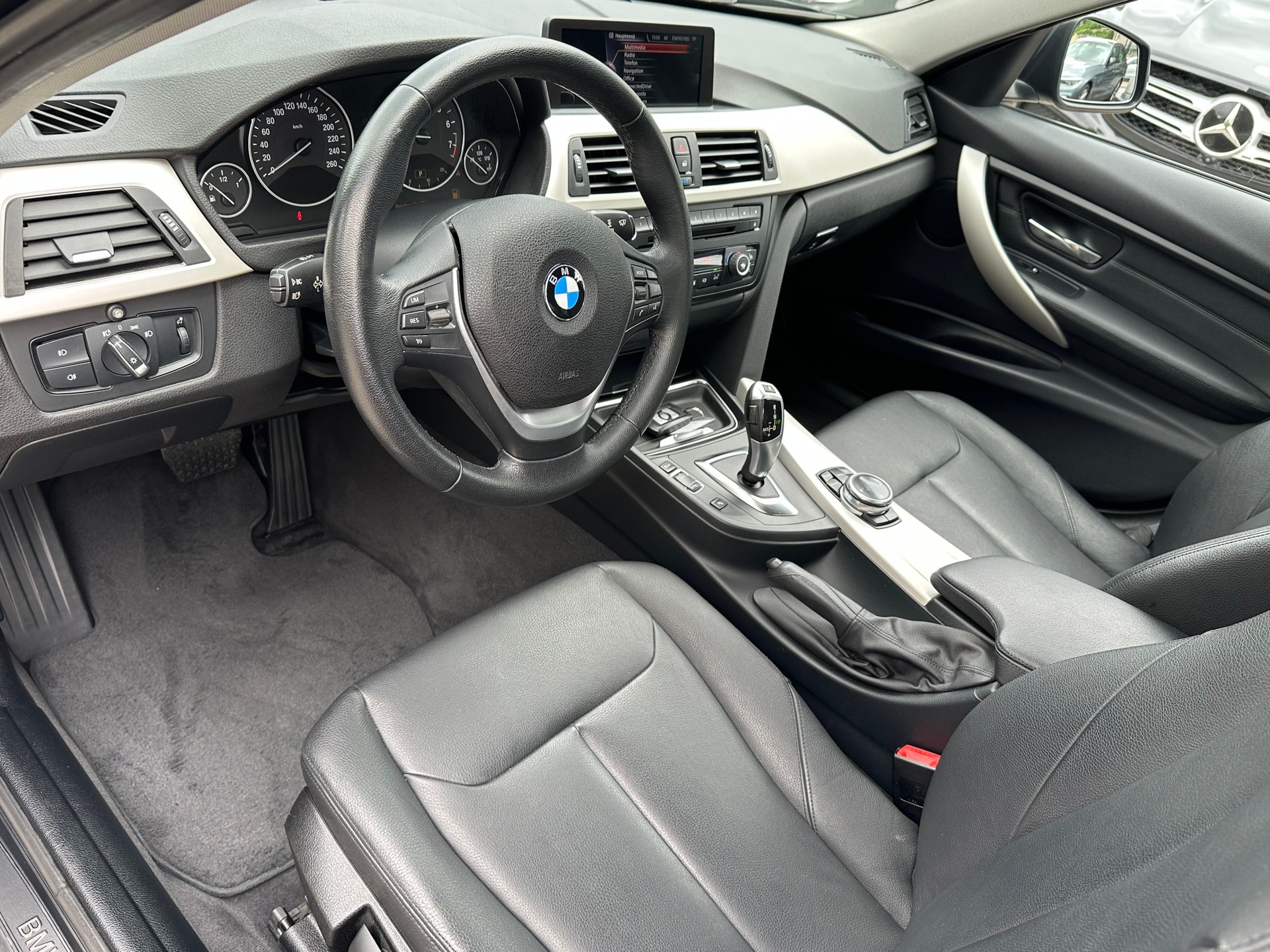 BMW 320i xDrive Steptronic-image-9