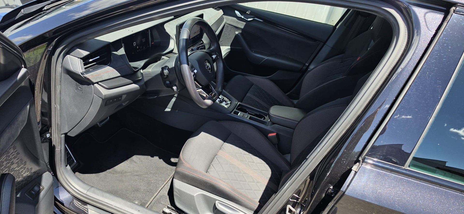 SKODA Octavia Combi 2.0 TSI DSG RS-image-5