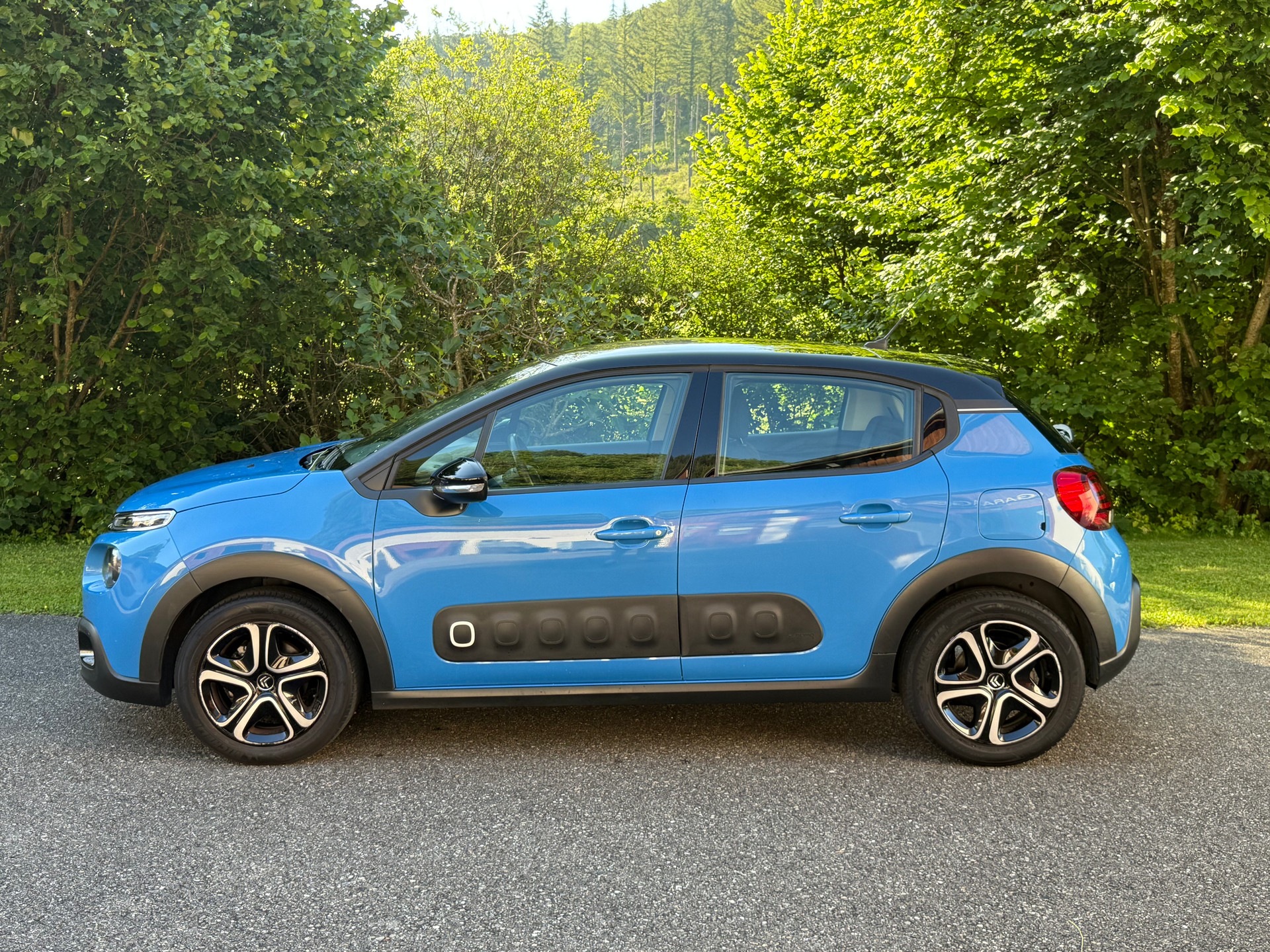 CITROEN C3 1.2i PureTech Shine EAT-image-1