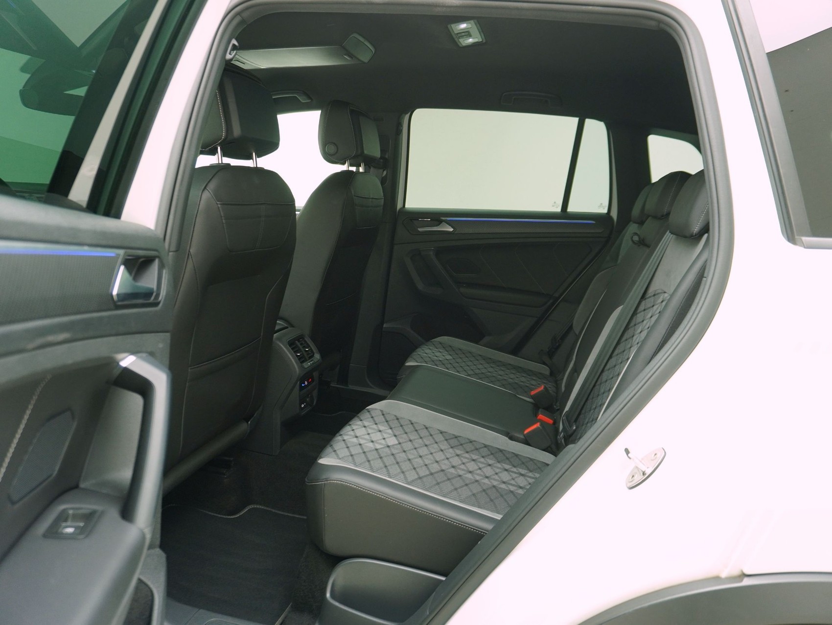 VW Tiguan 2.0 TSI DSG R-Line Black Style 4Motion-image-11