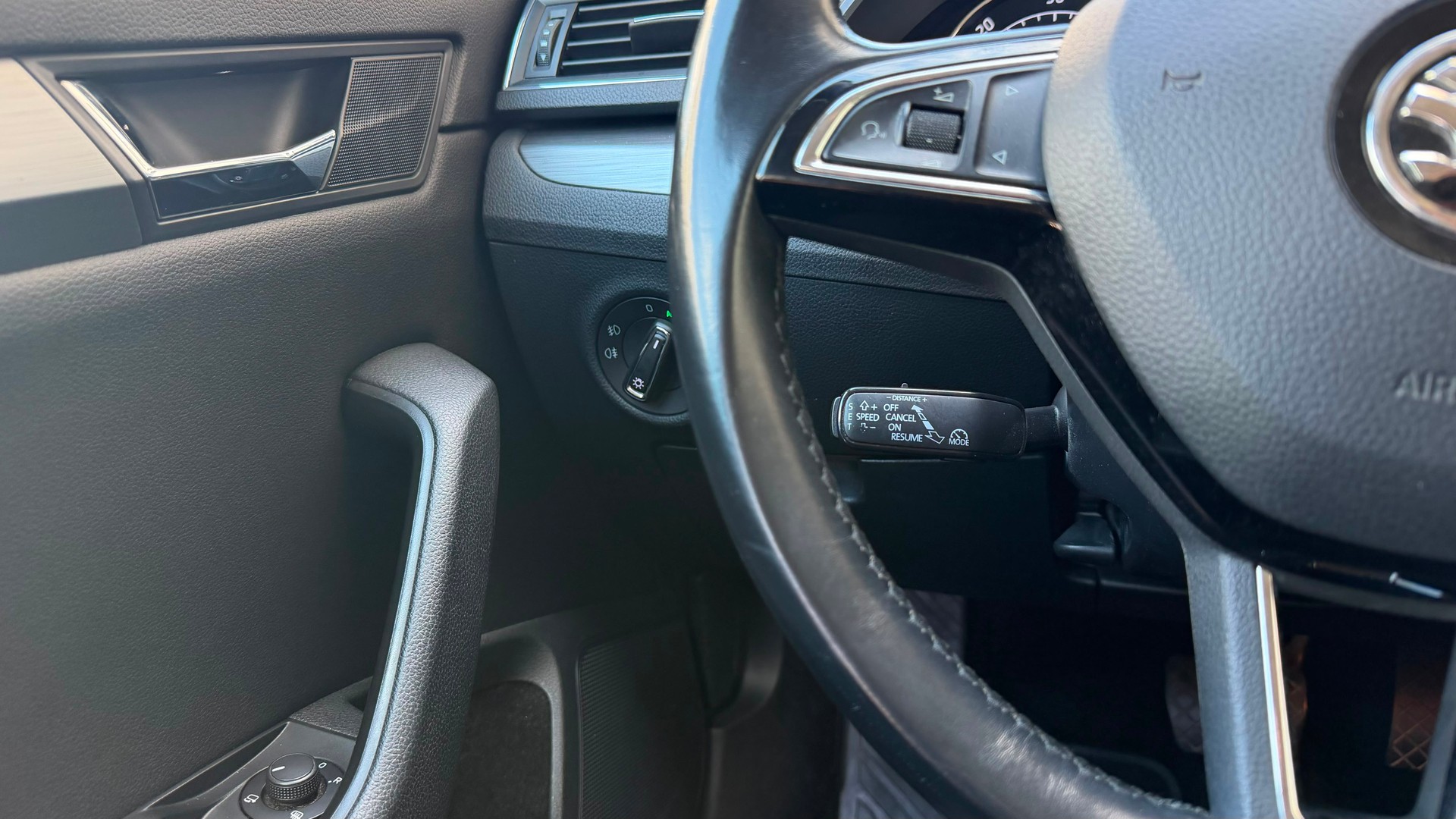SKODA Superb Combi 2.0 TDi Style 4x4 DSG-image-18