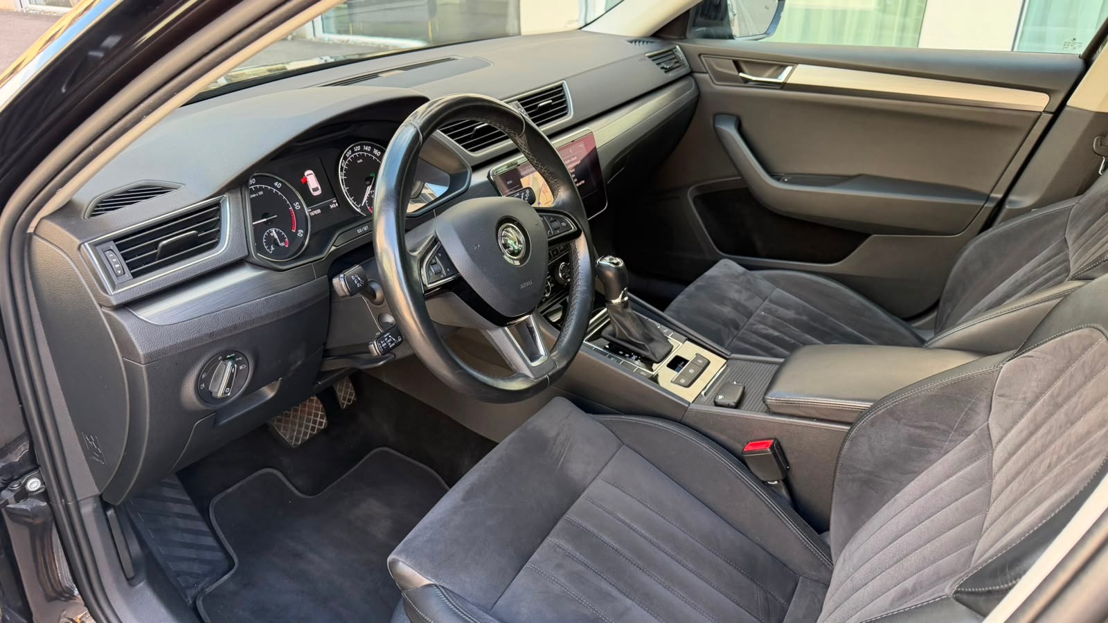 SKODA Superb Combi 2.0 TDi Style 4x4 DSG-image-9
