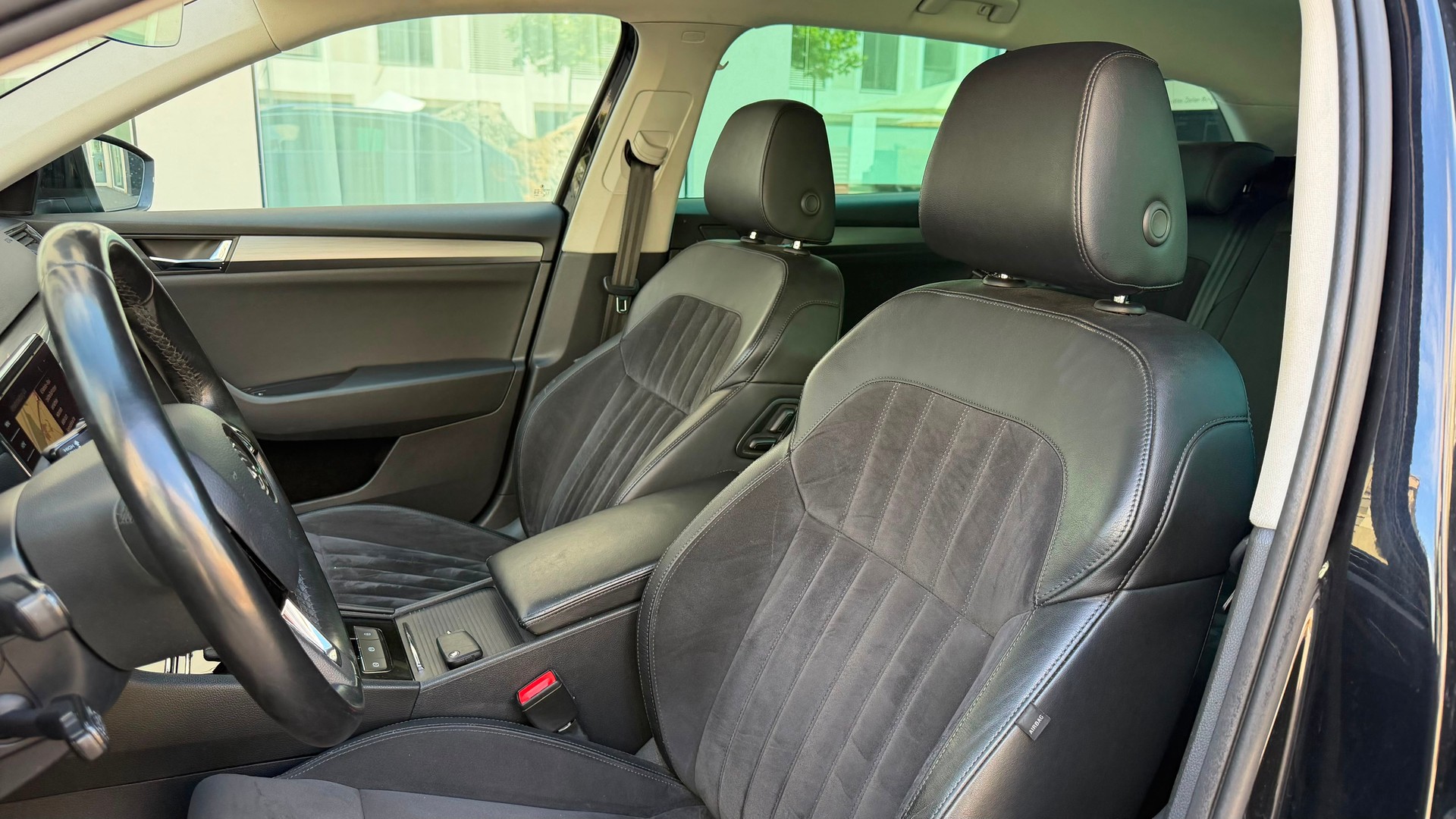 SKODA Superb Combi 2.0 TDi Style 4x4 DSG-image-12
