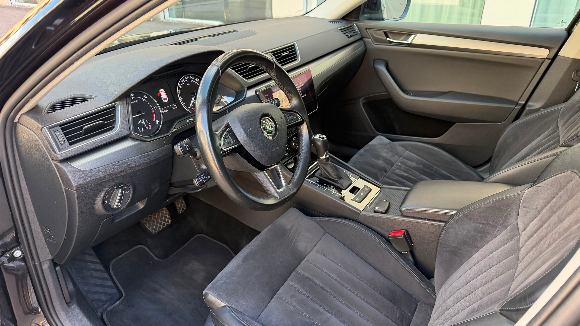 SKODA Superb Combi 2.0 TDi Style 4x4 DSG-image-11