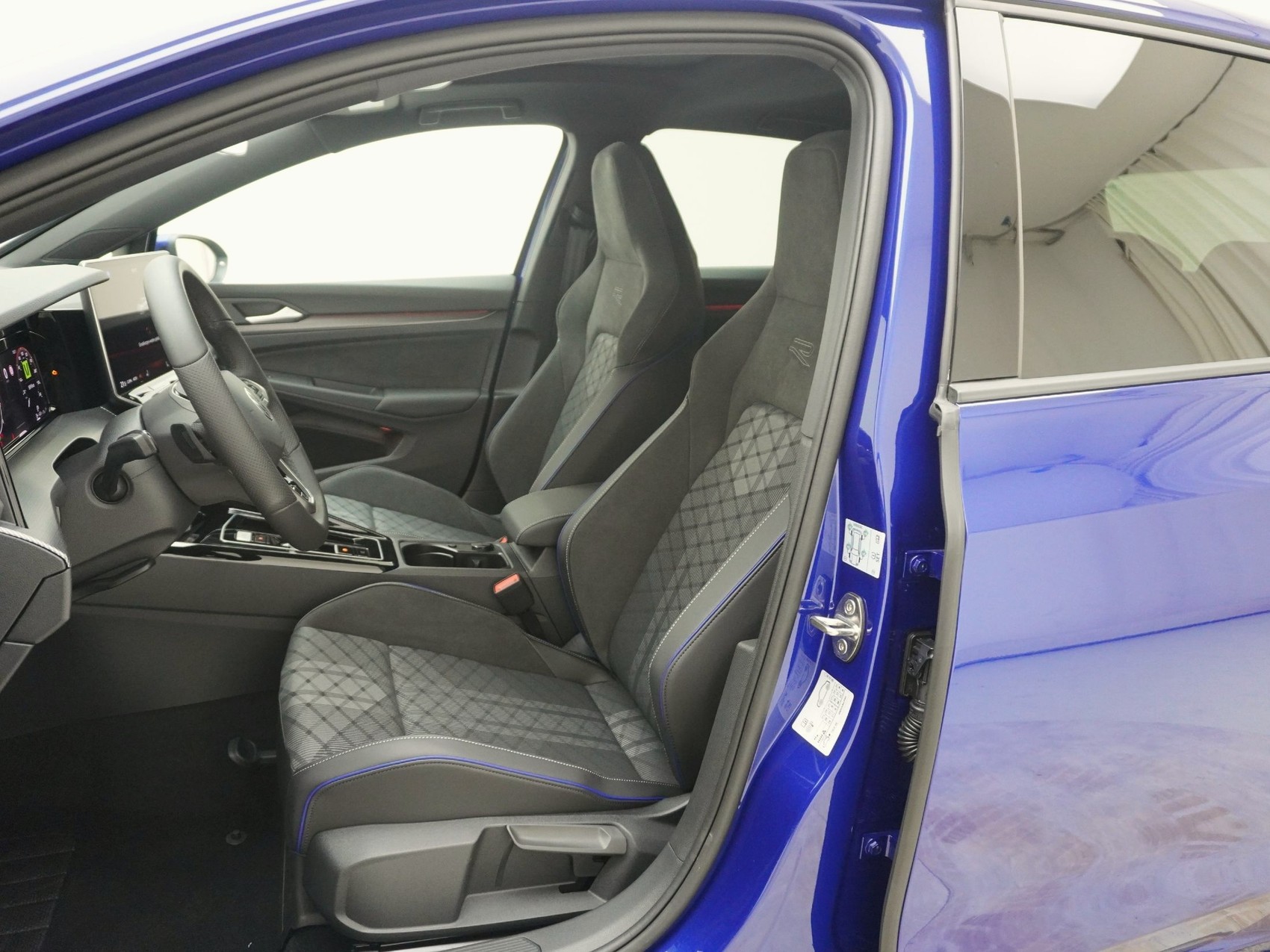 VW Golf VIII 1.5 eTSI R-Line DSG-image-12