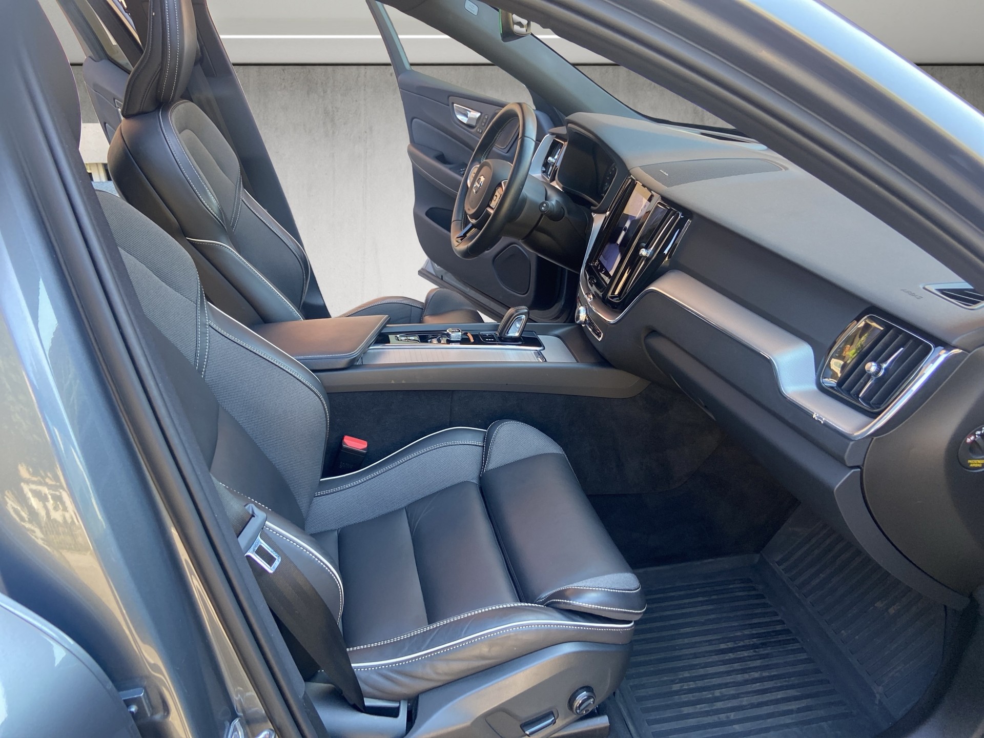 VOLVO XC60 B5 Benzin Mild Hybrid AWD R-Design Geartronic-image-11
