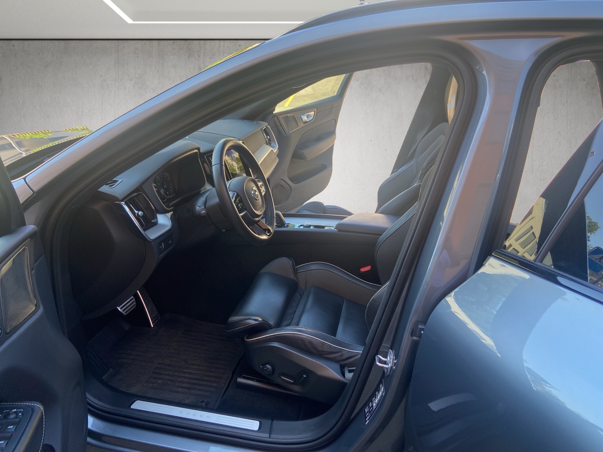VOLVO XC60 B5 Benzin Mild Hybrid AWD R-Design Geartronic-image-6