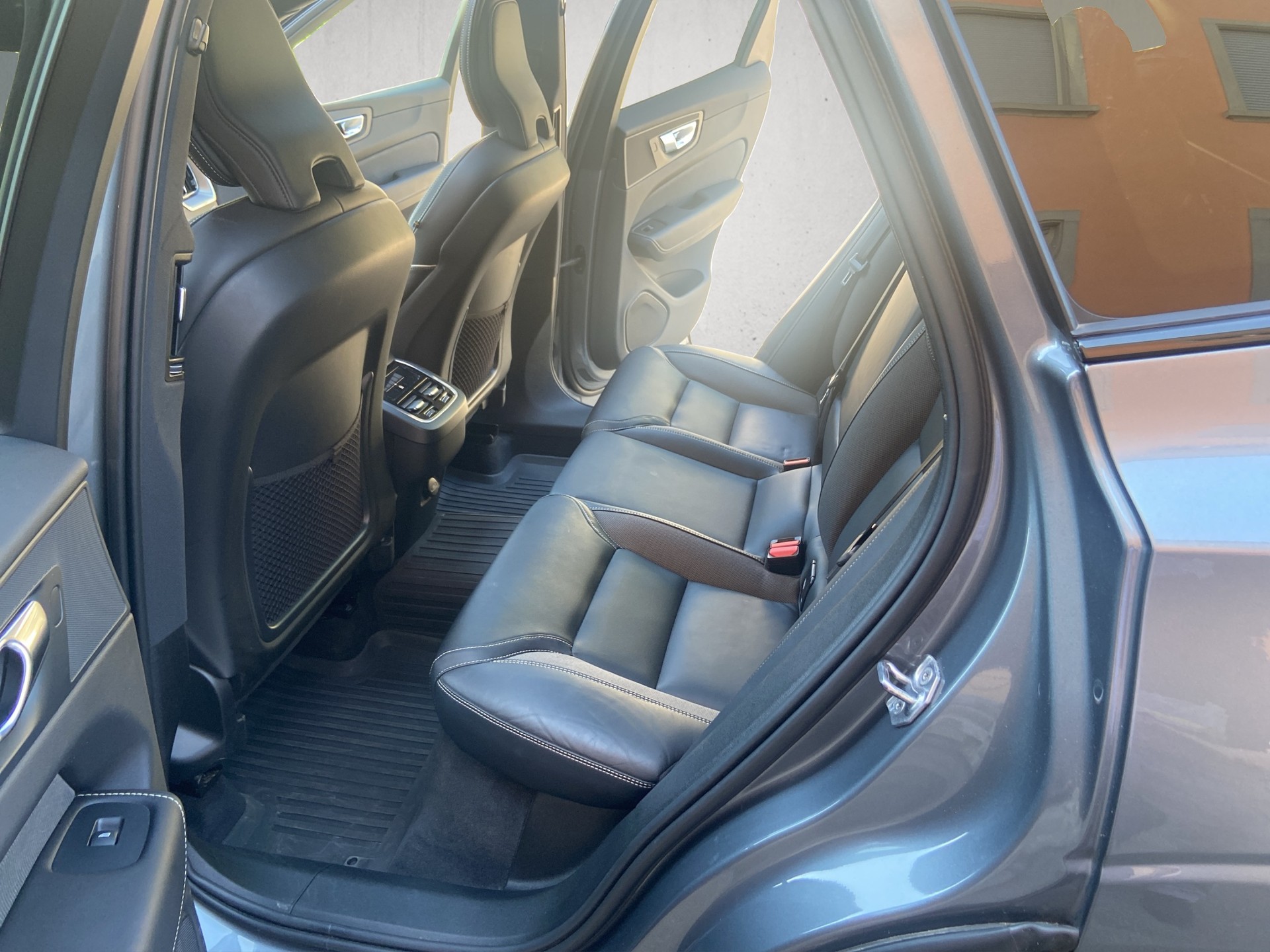 VOLVO XC60 B5 Benzin Mild Hybrid AWD R-Design Geartronic-image-7
