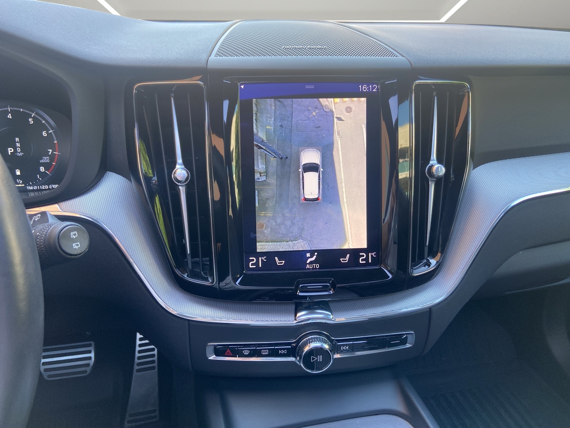 VOLVO XC60 B5 Benzin Mild Hybrid AWD R-Design Geartronic-image-9