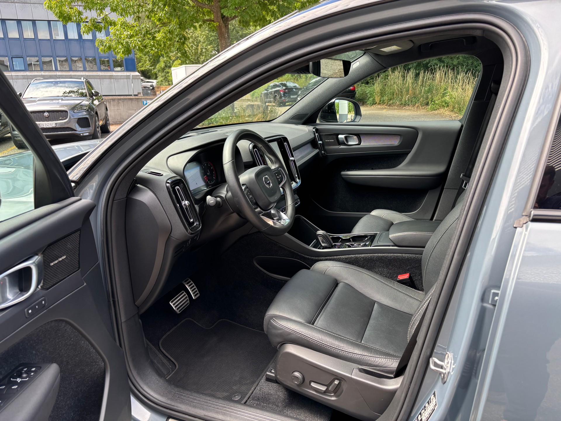 VOLVO XC40 2.0 T5 R-Design AWD-image-2
