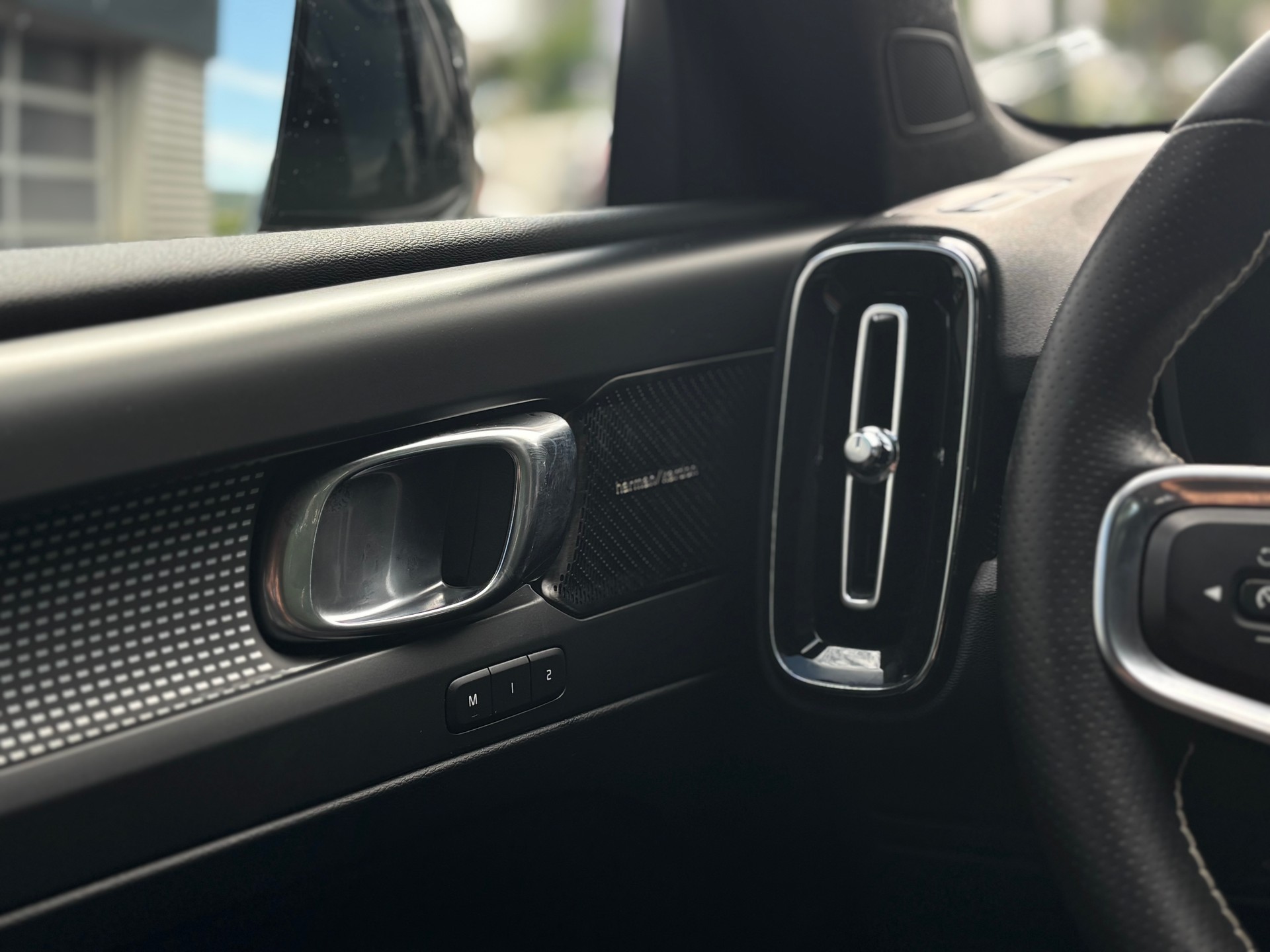 VOLVO XC40 2.0 T5 R-Design AWD-image-17