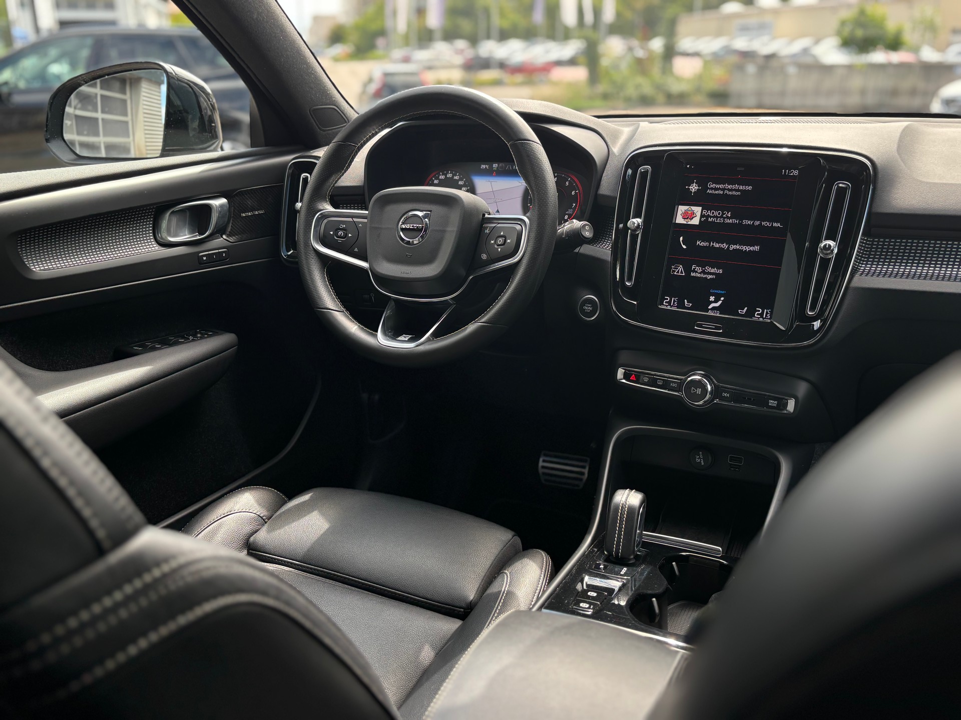 VOLVO XC40 2.0 T5 R-Design AWD-image-13