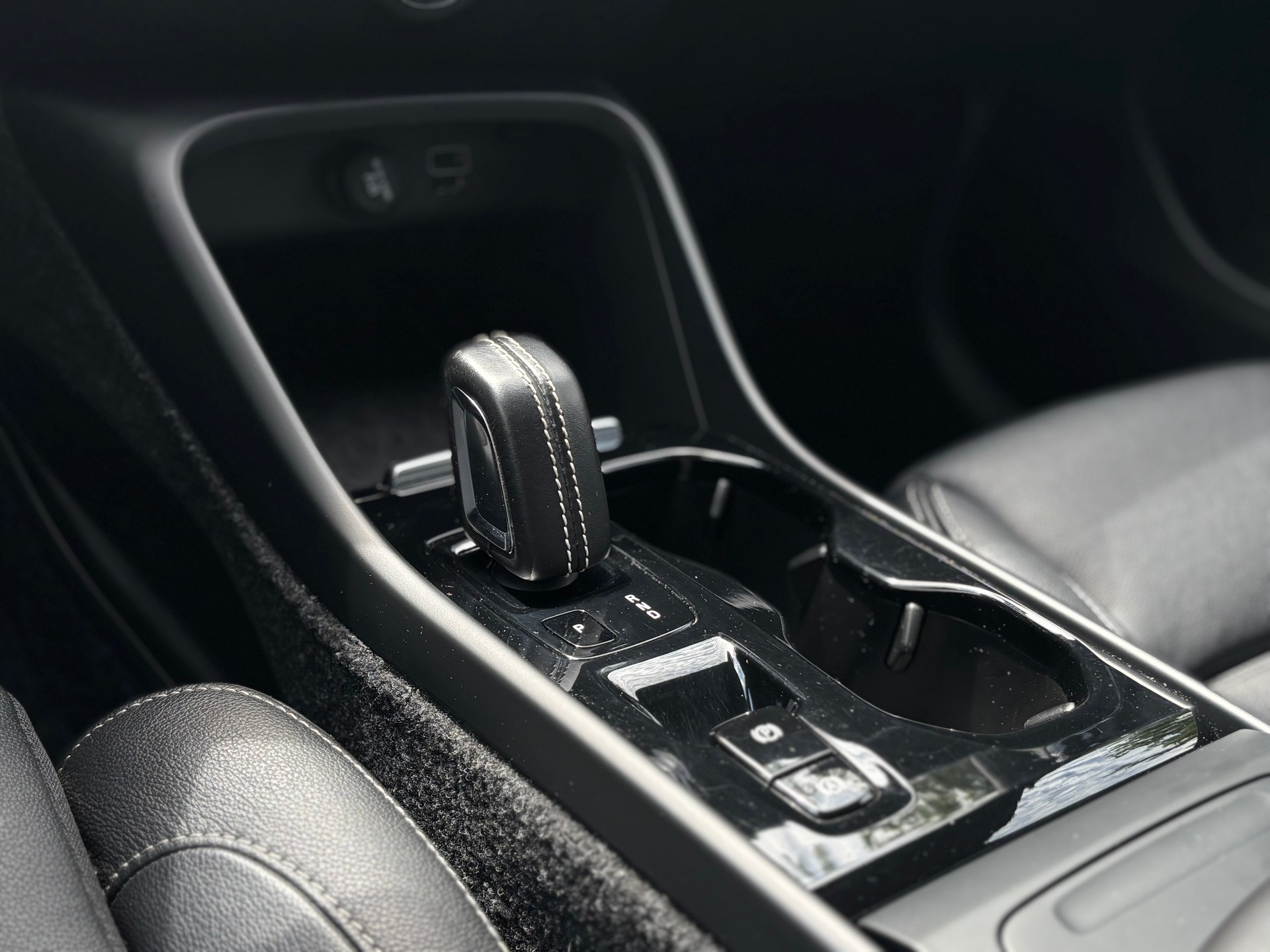 VOLVO XC40 2.0 T5 R-Design AWD-image-15