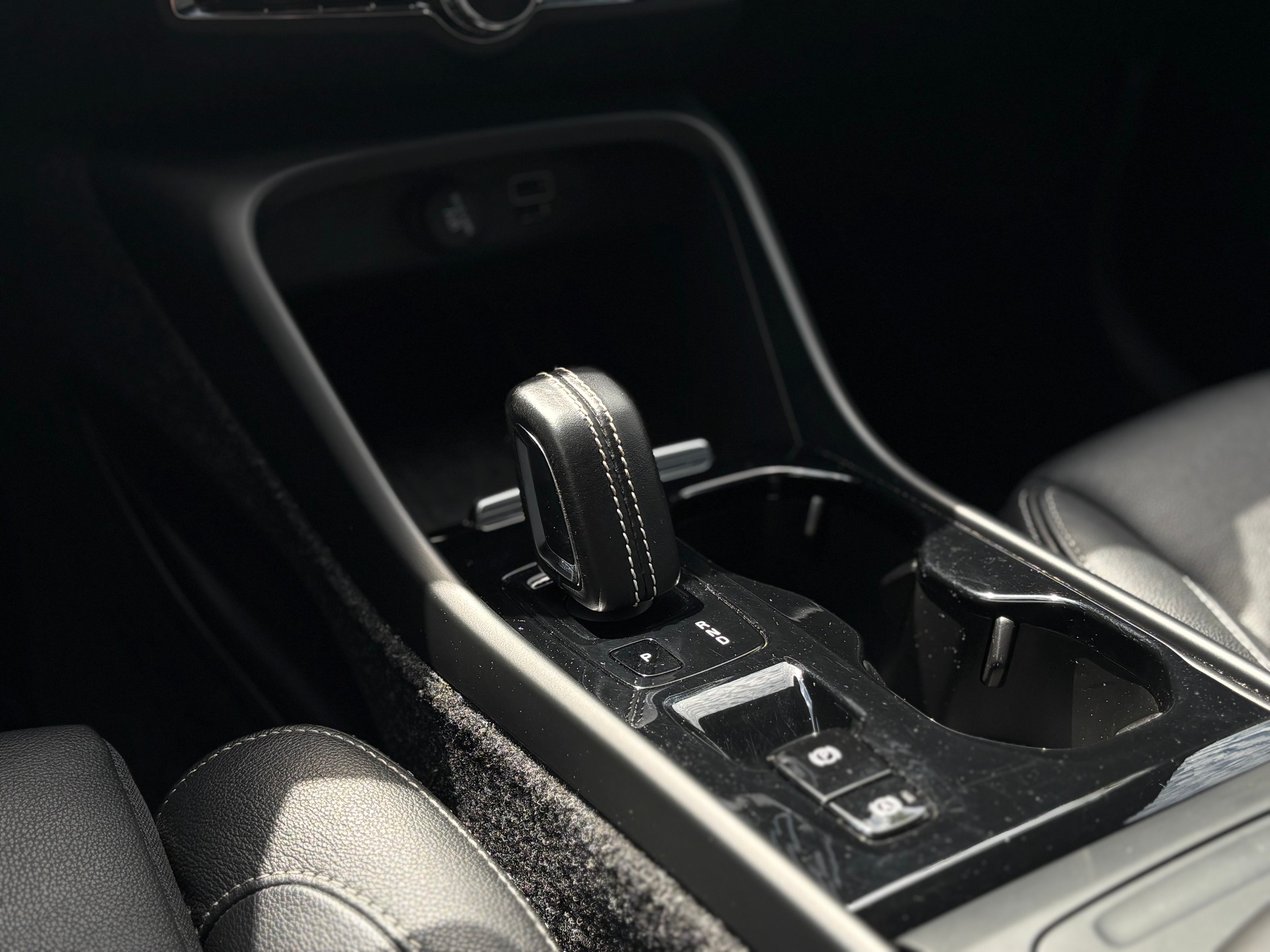 VOLVO XC40 2.0 T5 R-Design AWD-image-16