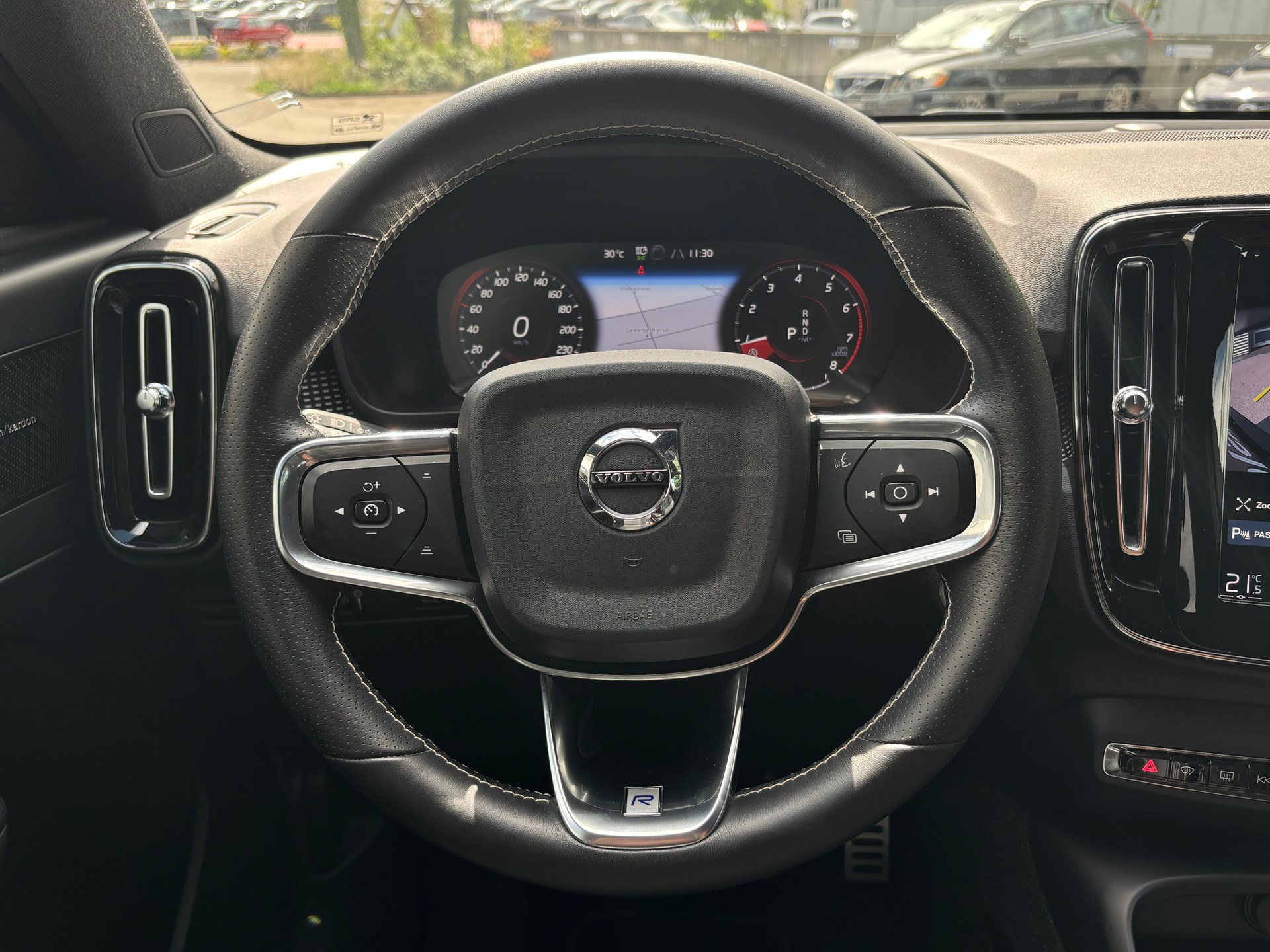 VOLVO XC40 2.0 T5 R-Design AWD-image-18