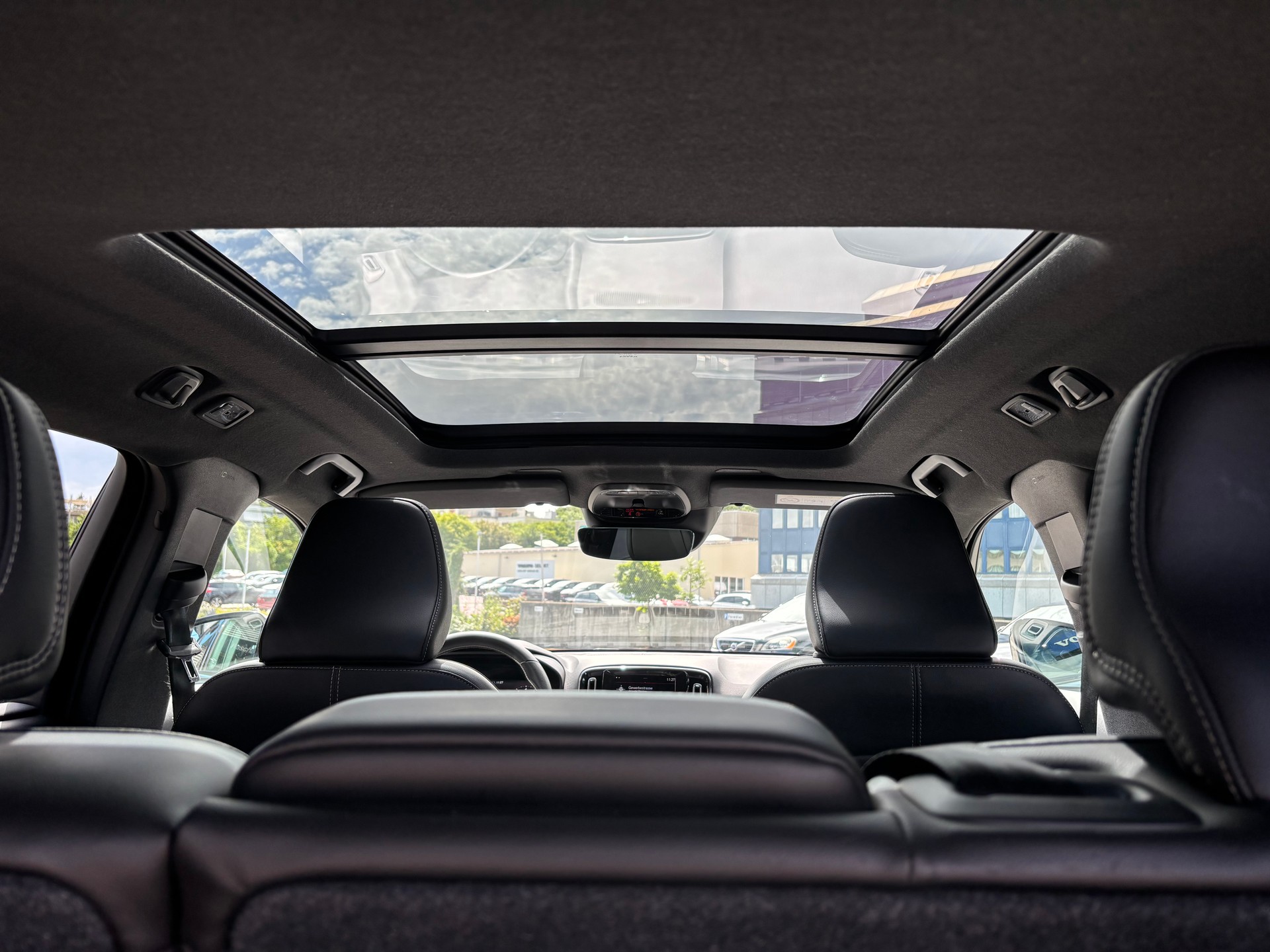 VOLVO XC40 2.0 T5 R-Design AWD-image-10