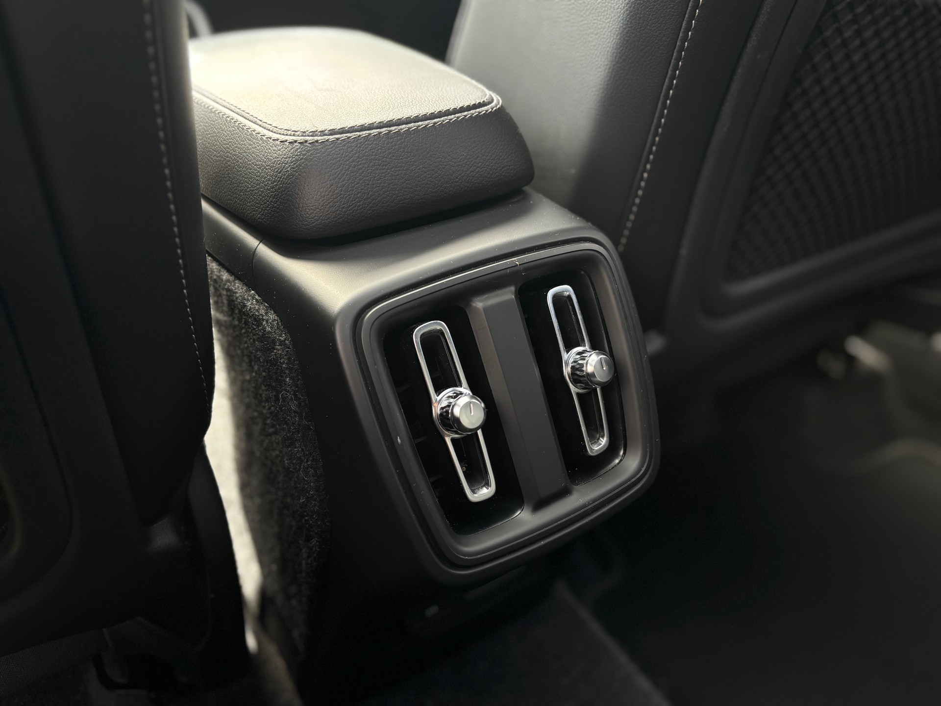 VOLVO XC40 2.0 T5 R-Design AWD-image-12