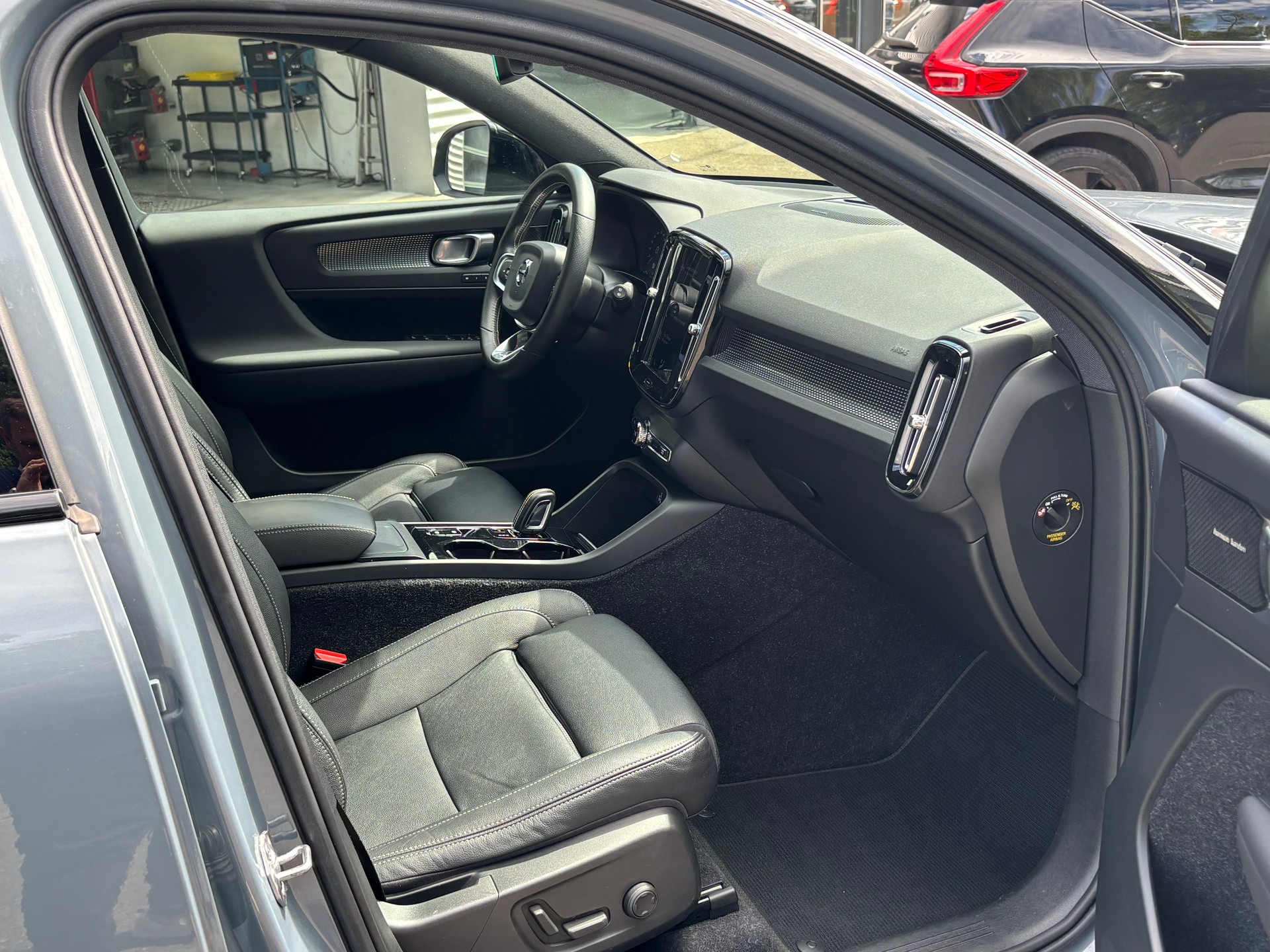 VOLVO XC40 2.0 T5 R-Design AWD-image-6