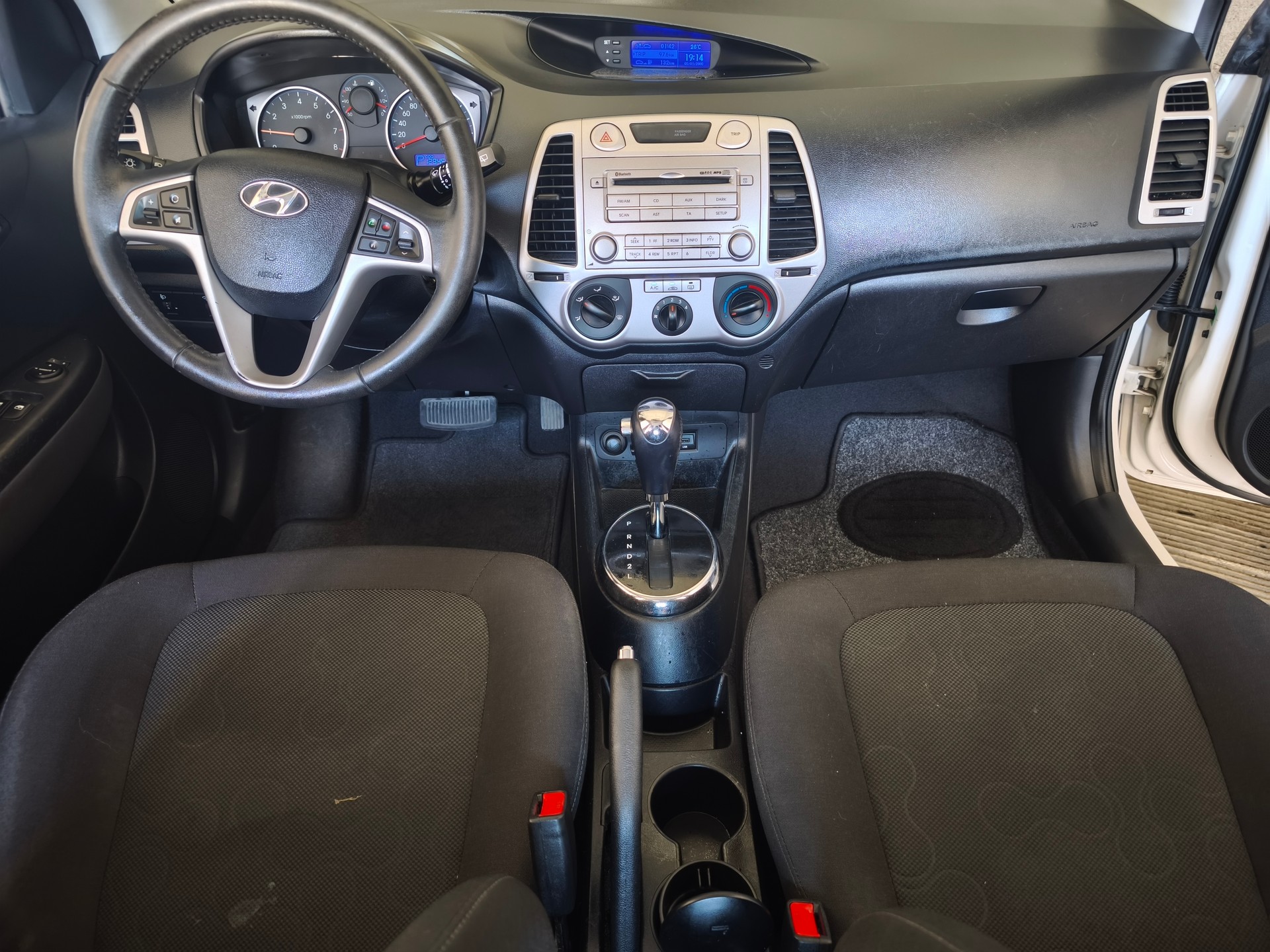 HYUNDAI i20 1.4 Style Automatic-image-9